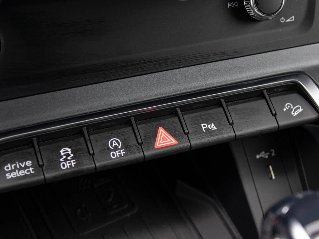 Audi Q3 quattro* Technik* 45TFSI* АвтоКредит* (ЦЕНА ДО БГ), снимка 14 - Автомобили и джипове - 54173216