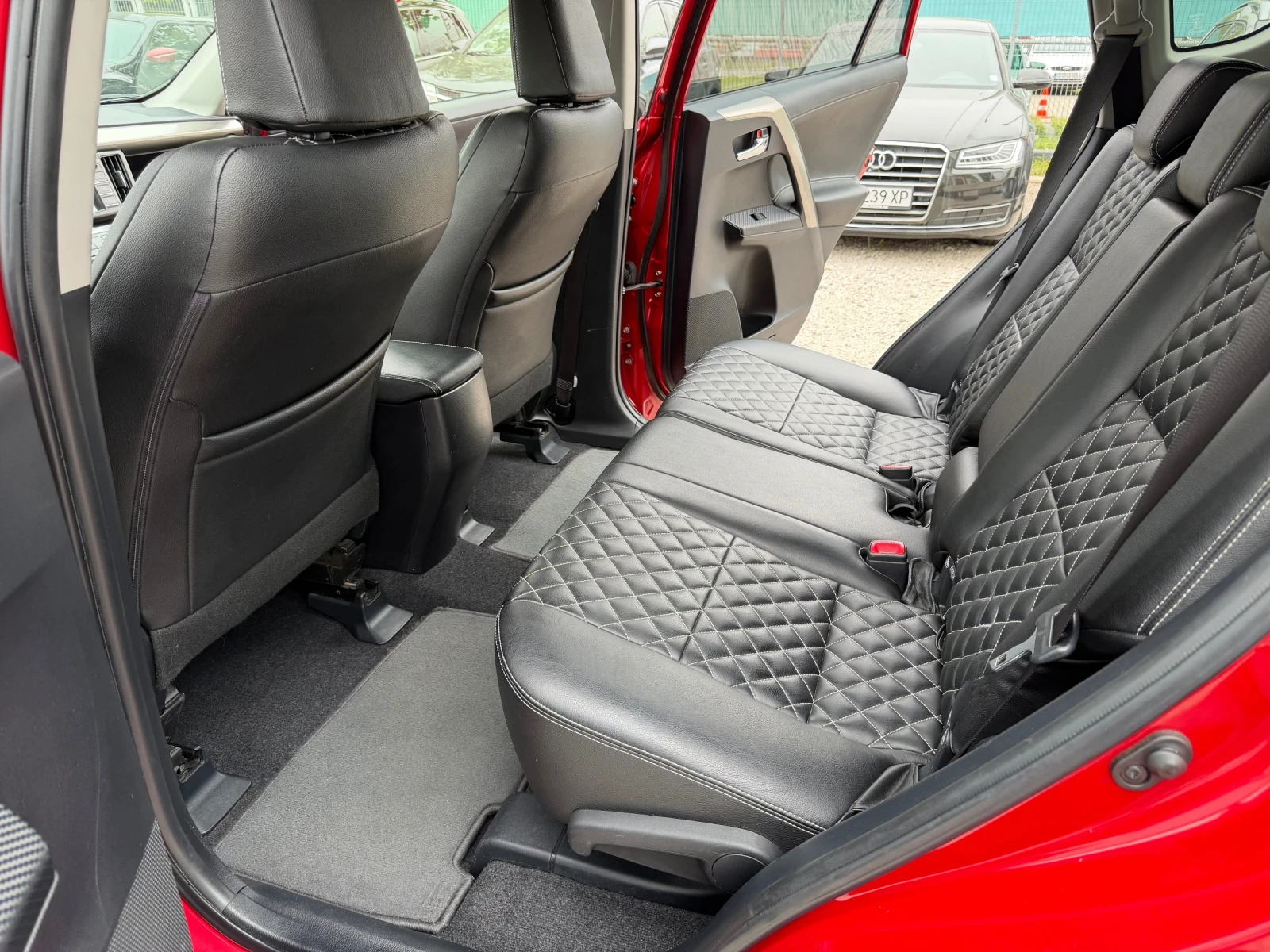 Toyota Rav4 2.0i * Ръчни скорости * Кожен салон * Навигация * , снимка 11 - Автомобили и джипове - 54481183