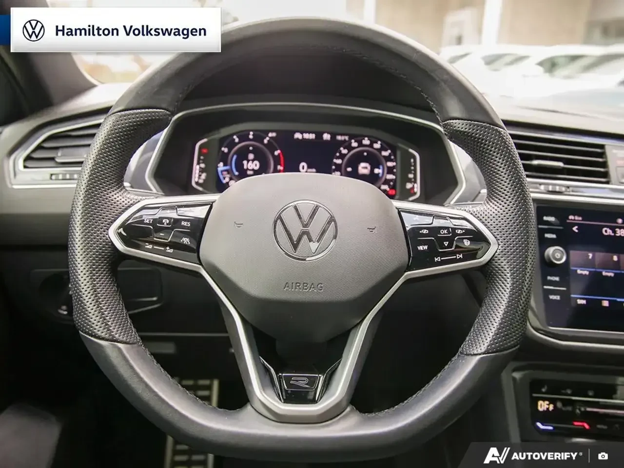 VW Tiguan Comfortline R-Line Black 4MOTION, снимка 8 - Автомобили и джипове - 56130739