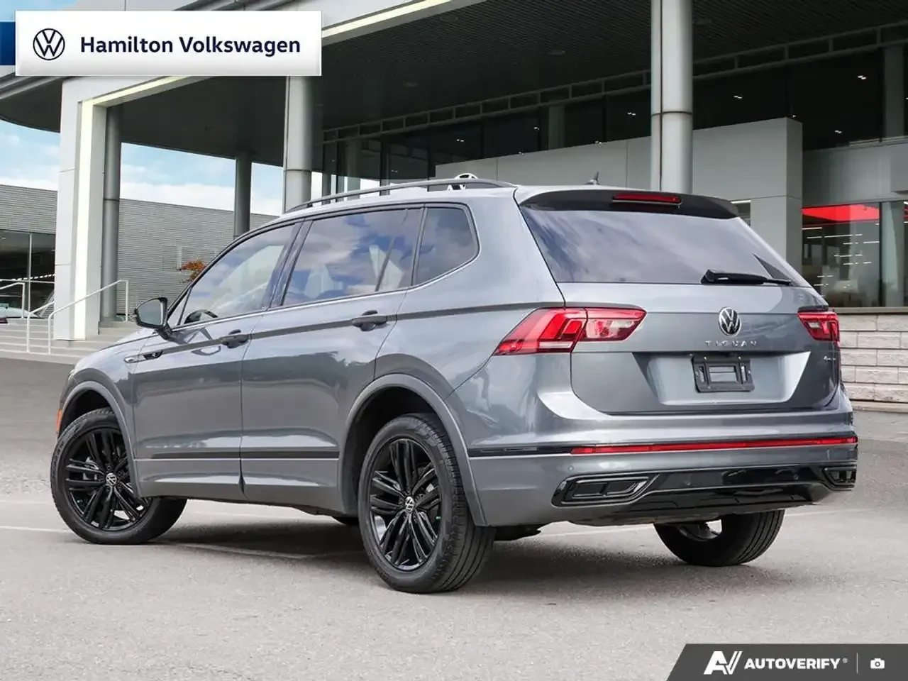 VW Tiguan Comfortline R-Line Black 4MOTION, снимка 4 - Автомобили и джипове - 56130739