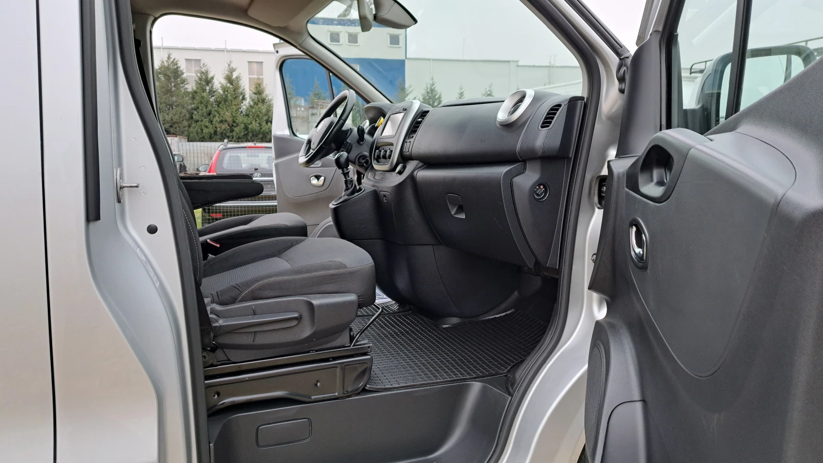 Renault Trafic 1.6DCI-145PS-6ск/НАВИГАЦИЯ/КАМЕРА/АВТОПИЛОТ/ЛЕД/, снимка 7 - Бусове и автобуси - 54060050