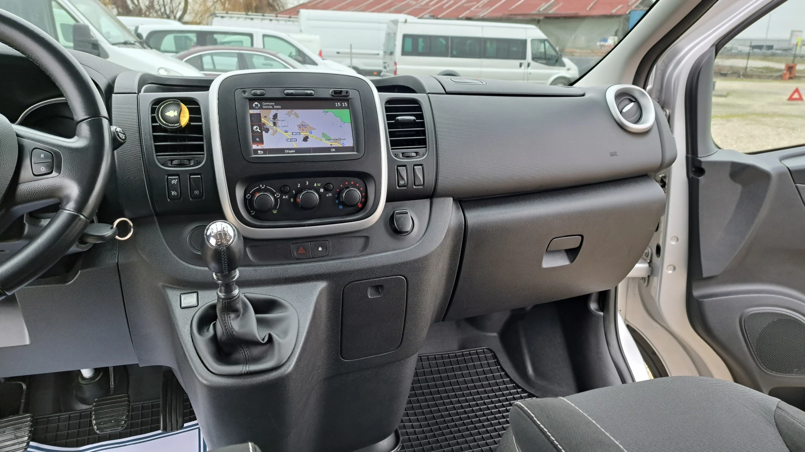 Renault Trafic 1.6DCI-145PS-6ск/НАВИГАЦИЯ/КАМЕРА/АВТОПИЛОТ/ЛЕД/, снимка 10 - Бусове и автобуси - 54060050