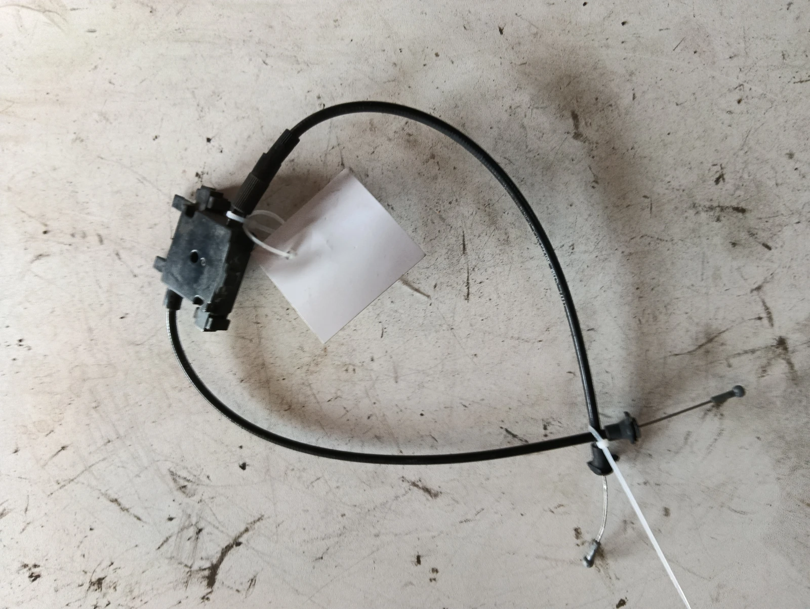 жило преден капак 8V0823531A Audi A3