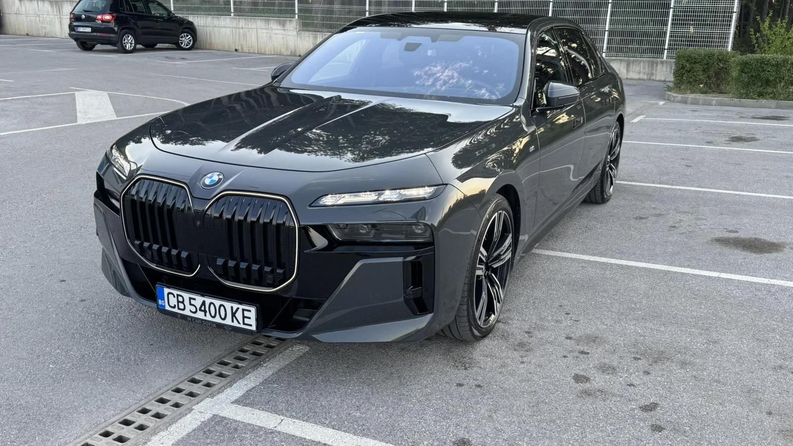BMW 740 xDrive* MSportPRO* IconicGlow* B&W* Carbon* HuD, снимка 2 - Автомобили и джипове - 55195281