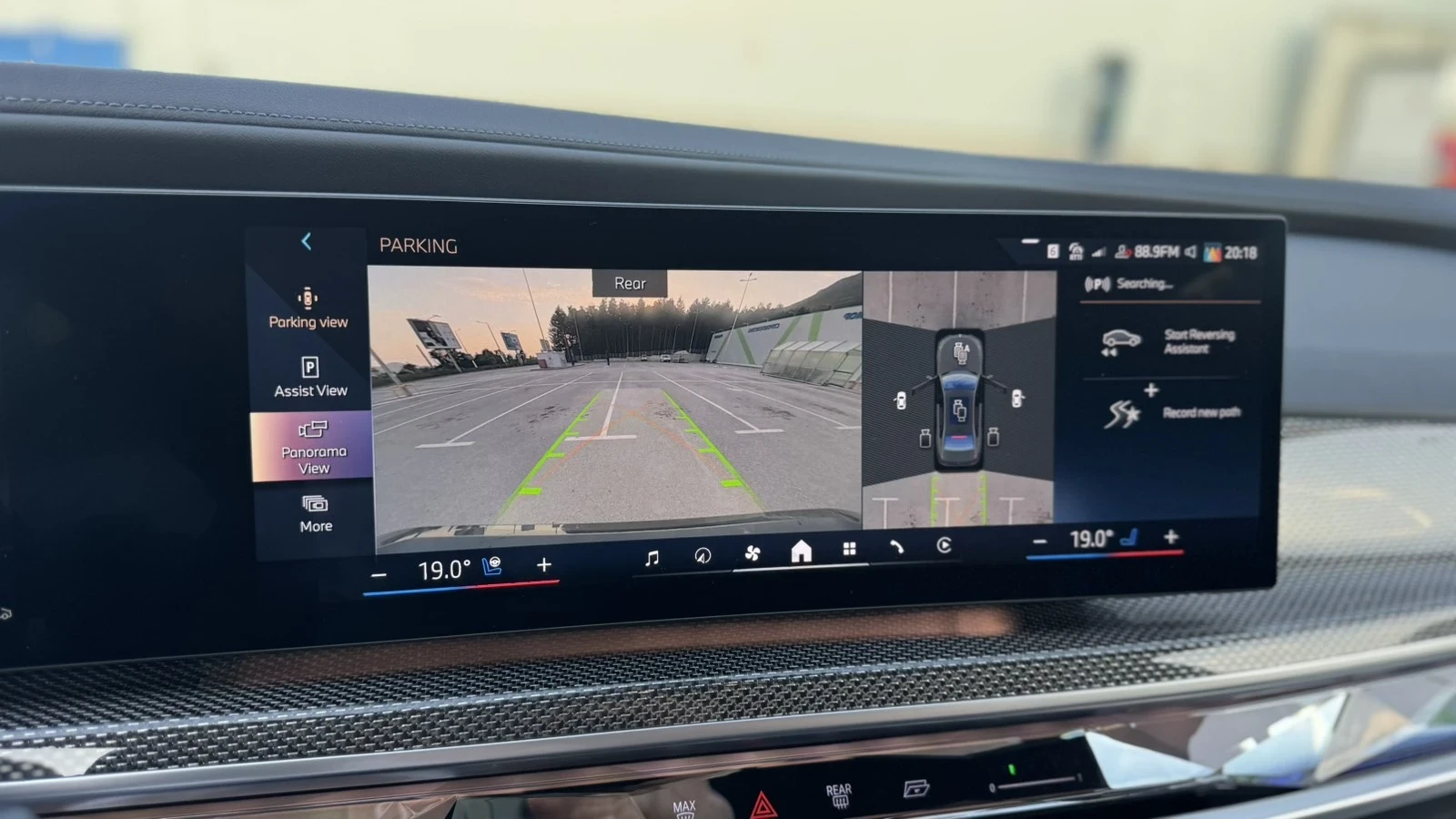 BMW 740 xDrive* MSportPRO* IconicGlow* B&W* Carbon* HuD, снимка 17 - Автомобили и джипове - 55195281