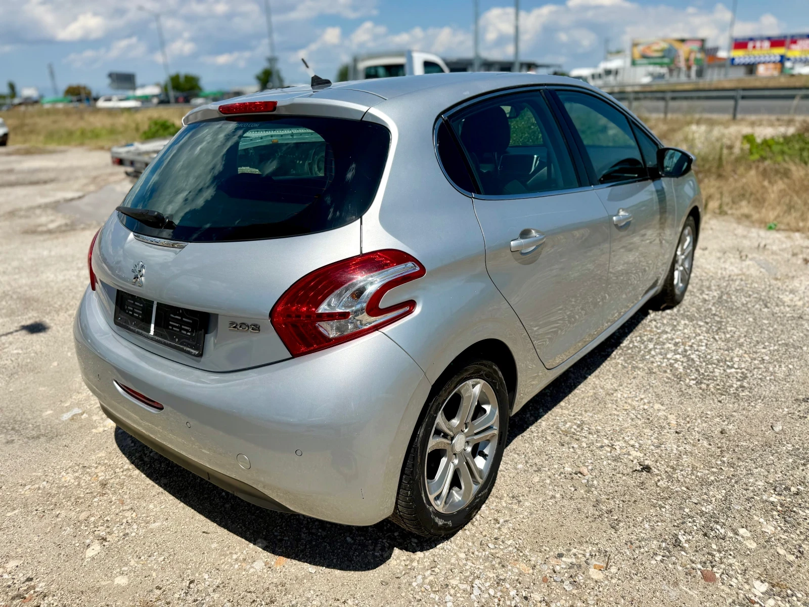Peugeot 208 1.4HDI, снимка 5 - Автомобили и джипове - 55360586