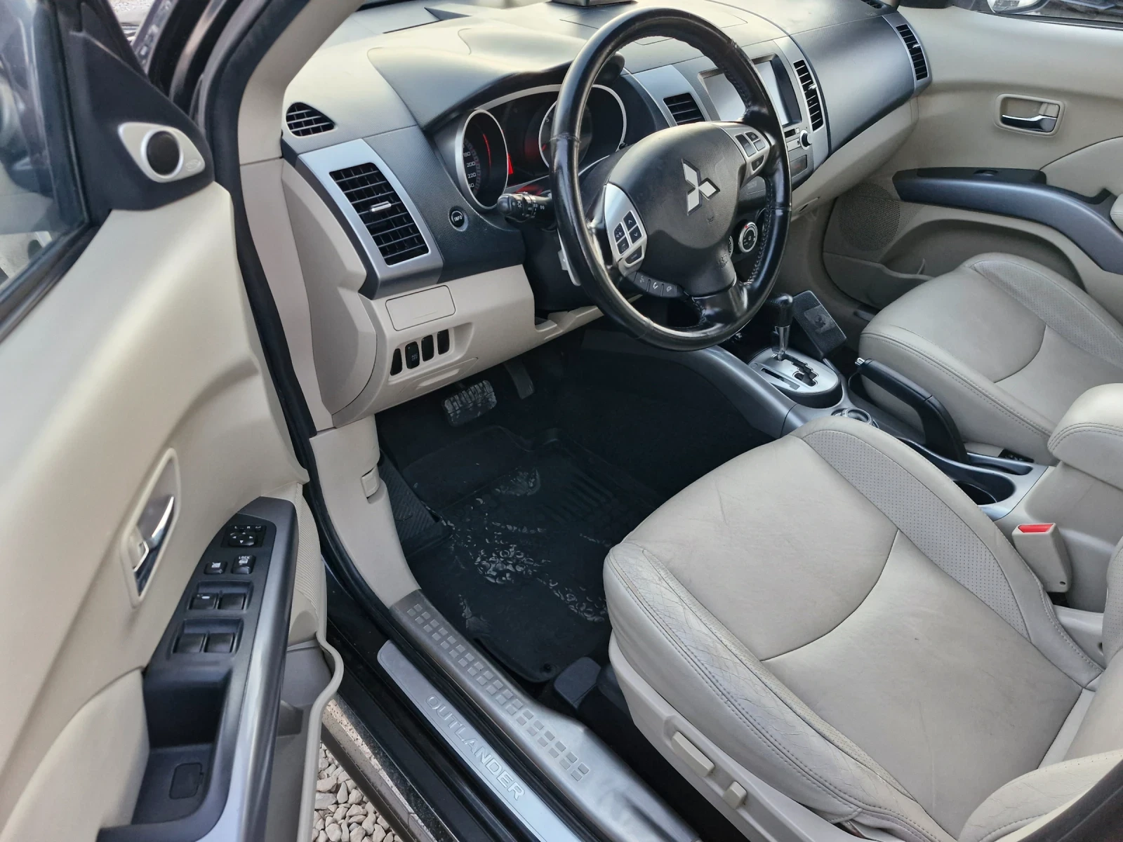 Mitsubishi Outlander 170* AC* NAVI* PDC* КОЖА* XENON* TUV* AUT-4* 4, снимка 9 - Автомобили и джипове - 53604194