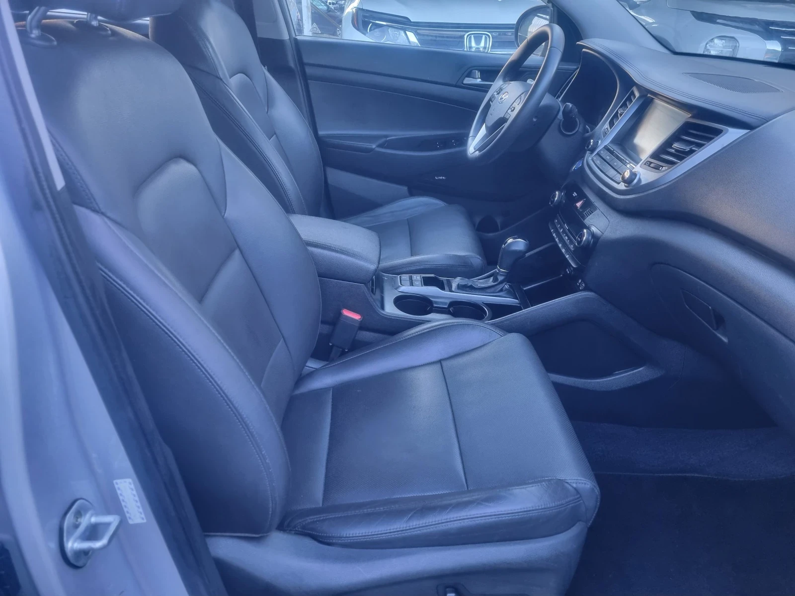 Hyundai Tucson 2.0* AWD* , снимка 15 - Автомобили и джипове - 53622937