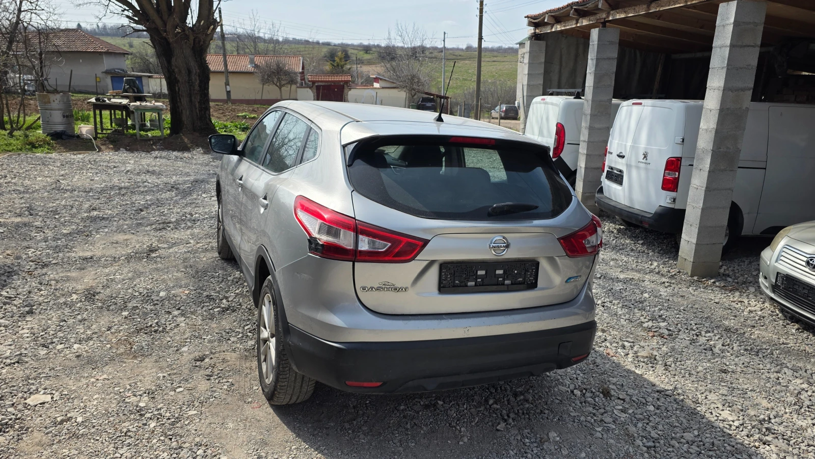 Nissan Qashqai 1.5dci, снимка 14 - Автомобили и джипове - 53879788