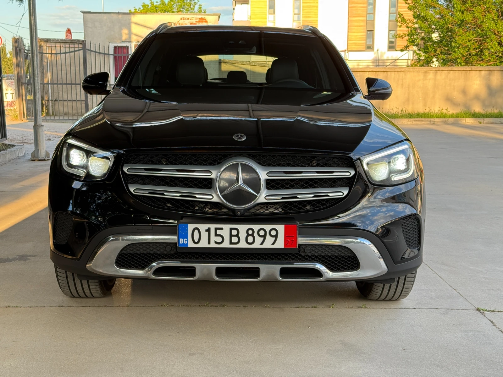 Mercedes-Benz GLC 220 d Digital / Burmester / Panorama / Distronic / 360, снимка 2 - Автомобили и джипове - 54570814