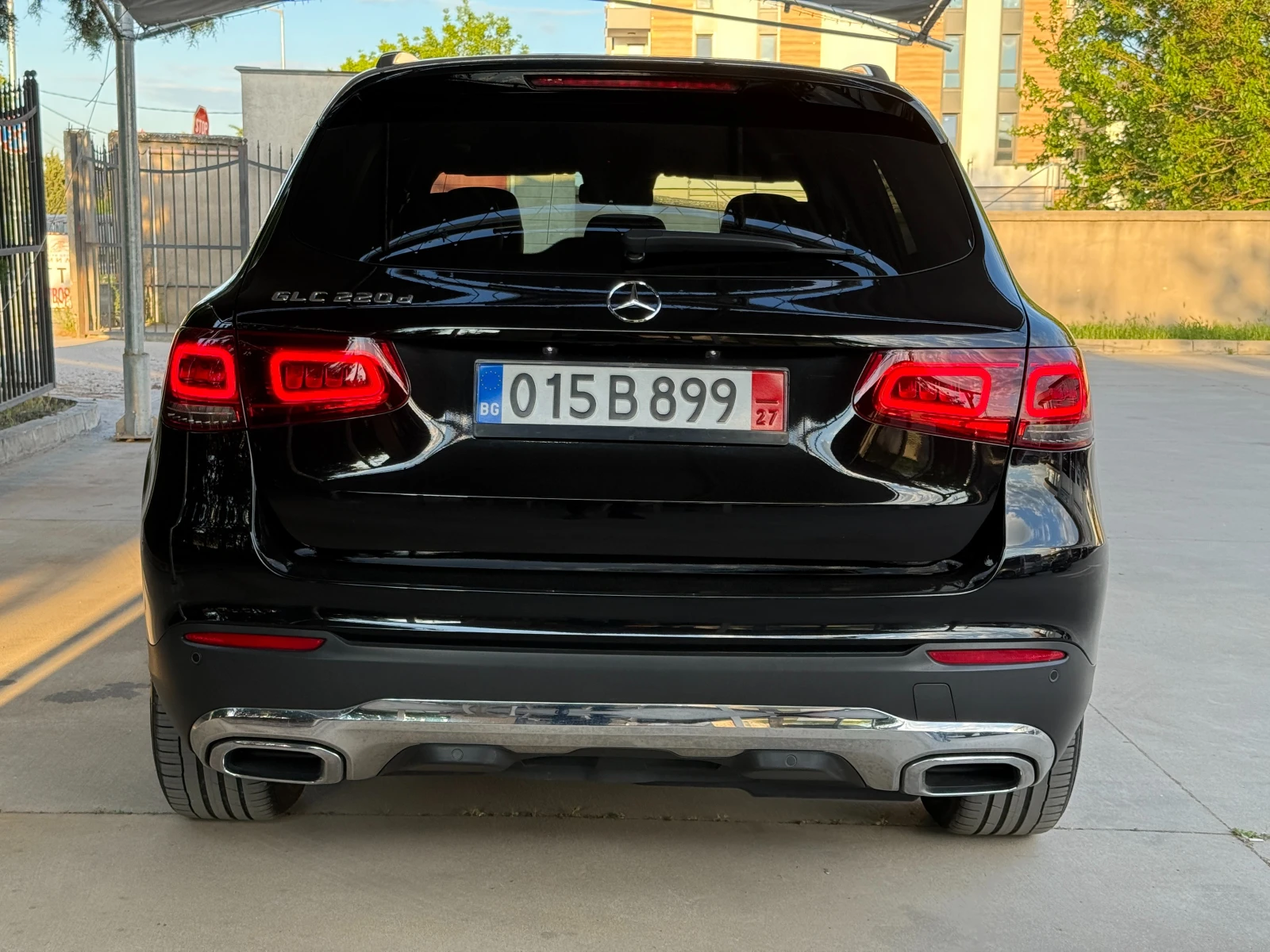 Mercedes-Benz GLC 220 d Digital / Burmester / Panorama / Distronic / 360, снимка 5 - Автомобили и джипове - 54570814