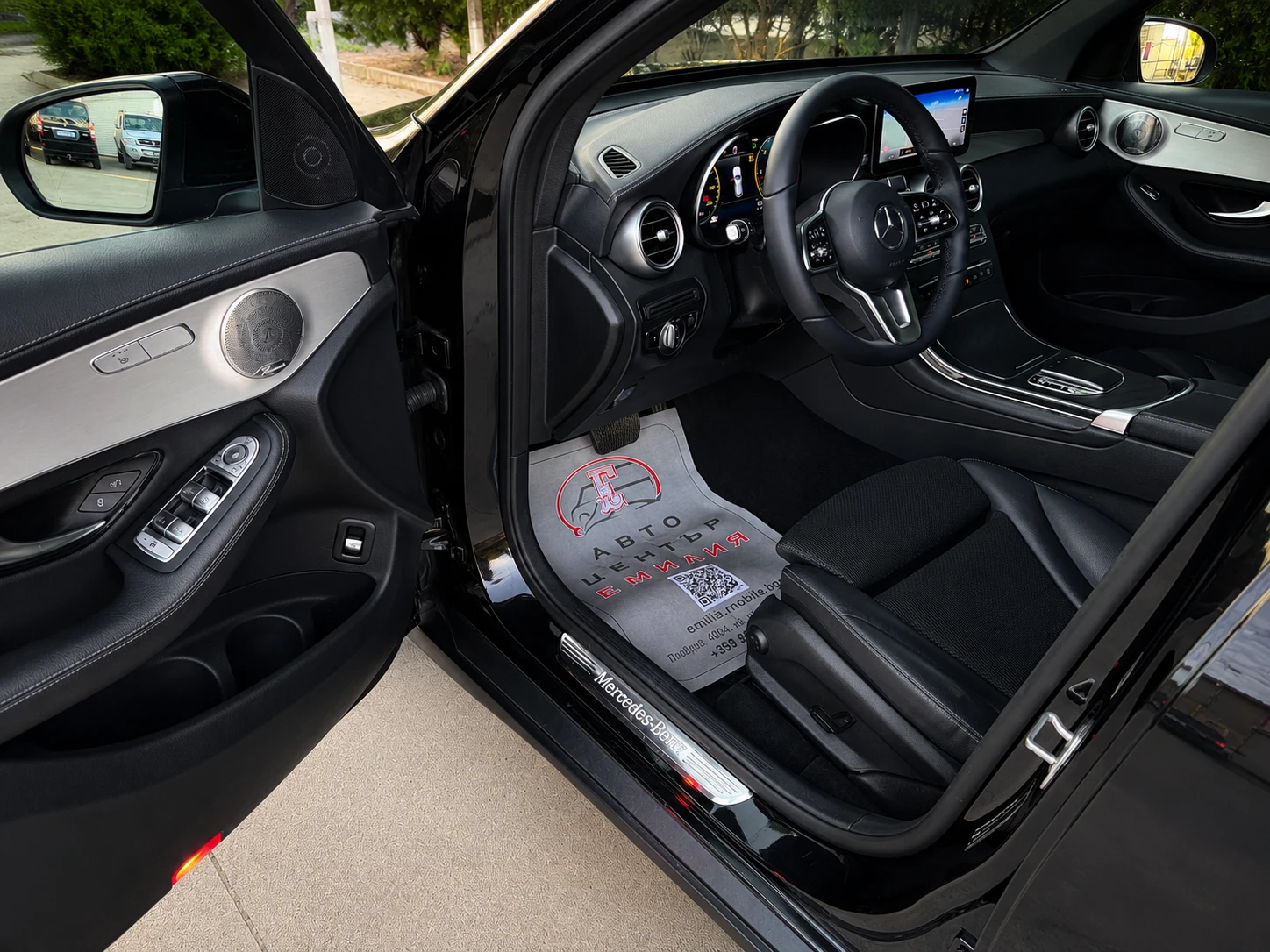 Mercedes-Benz GLC 220 d Digital / Burmester / Panorama / Distronic / 360, снимка 8 - Автомобили и джипове - 54570814