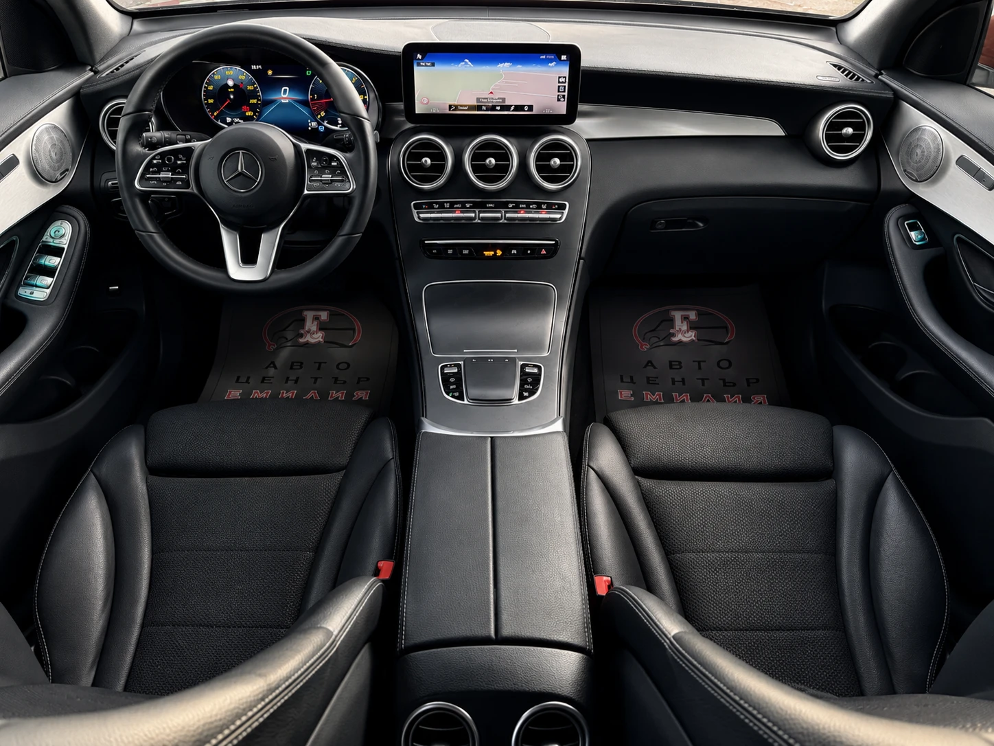 Mercedes-Benz GLC 220 d Digital / Burmester / Panorama / Distronic / 360, снимка 9 - Автомобили и джипове - 54570814