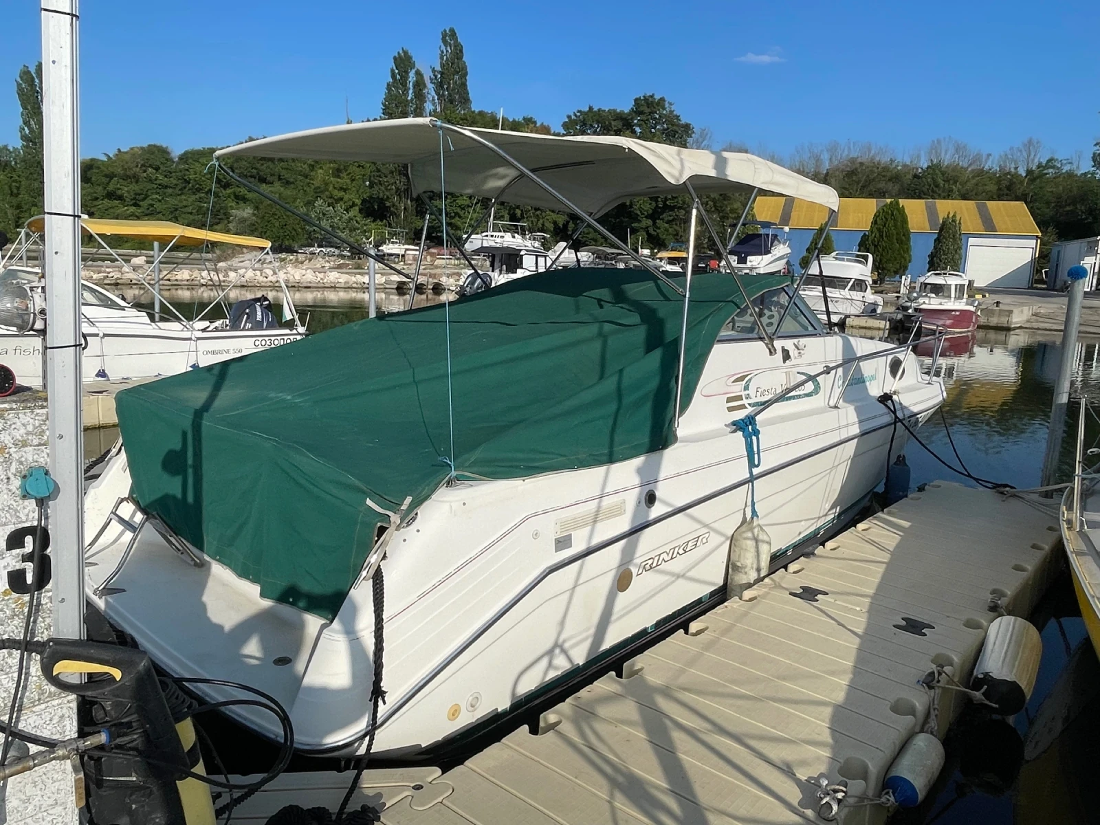 Моторна яхта Rinker Fiesta Vee 265 - изображение 9