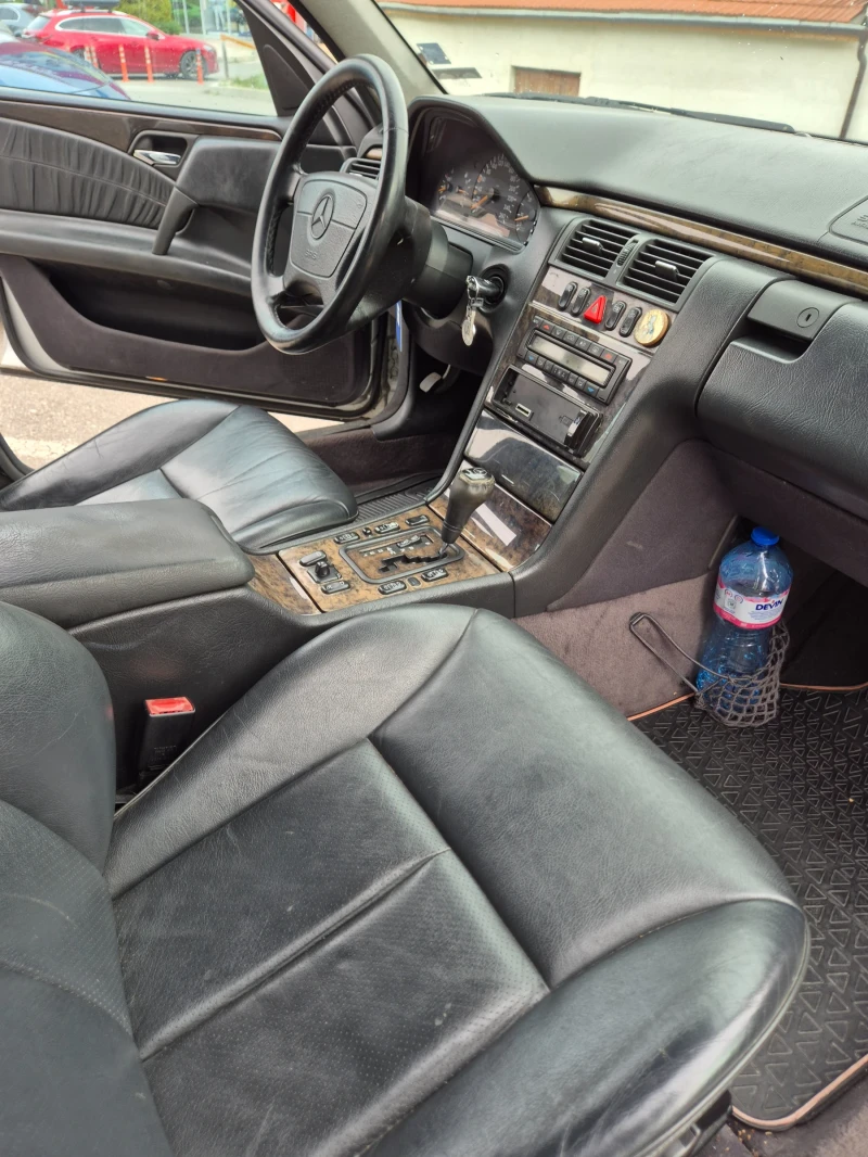 Mercedes-Benz E 300 Avantgarde , снимка 10 - Автомобили и джипове - 52229927