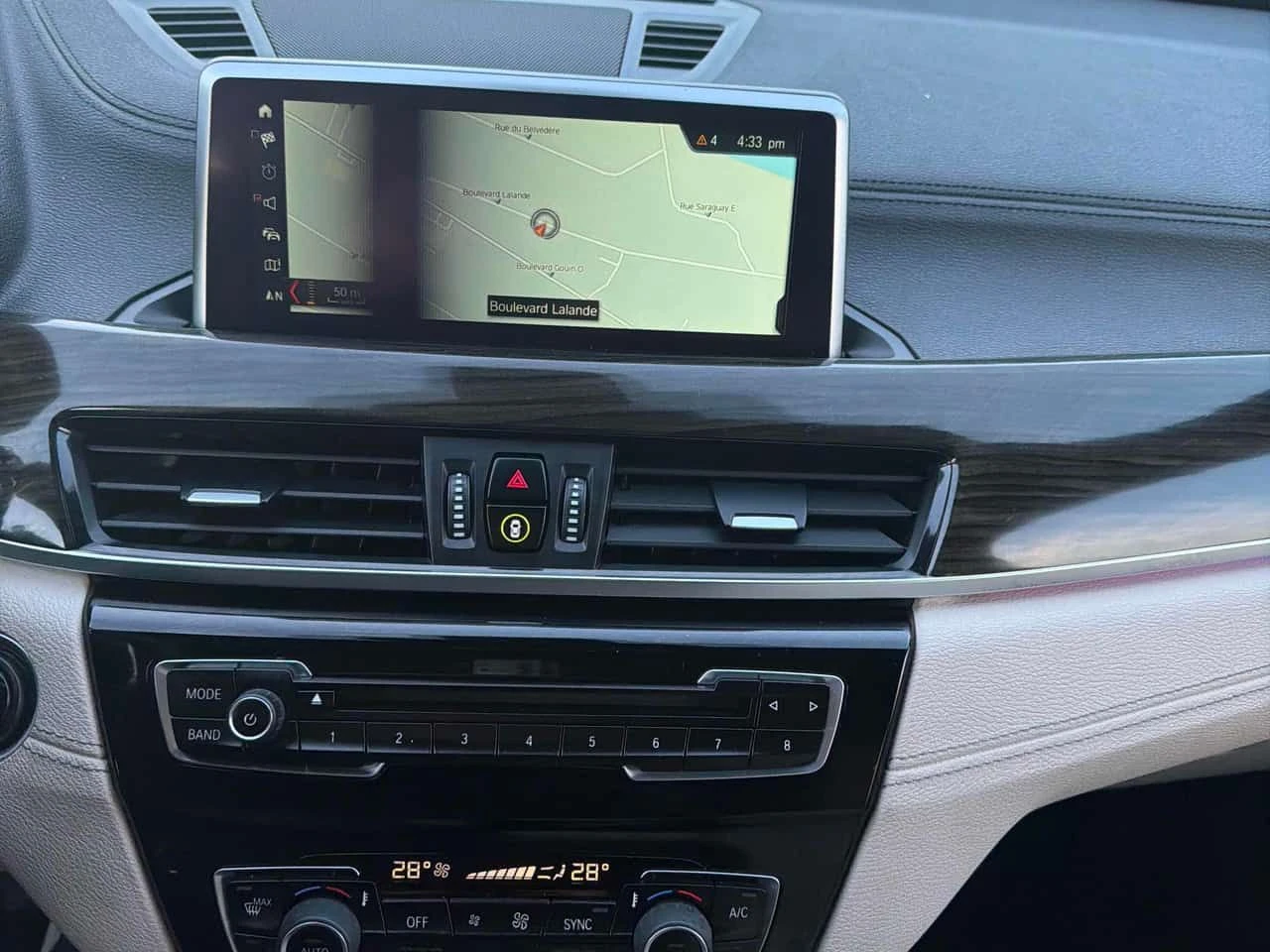 BMW X2 xDrive28i * PANO * HEAD-UP * ПОДГРЕВИ * CARFAX - изображение 9