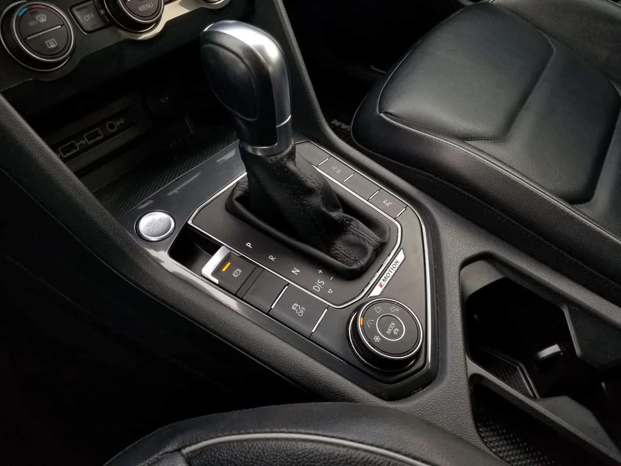VW Tiguan * HIGHLINE PKG| NAV| 360 CAMERA| LEATHER| PANO| FE, снимка 15 - Автомобили и джипове - 54903033