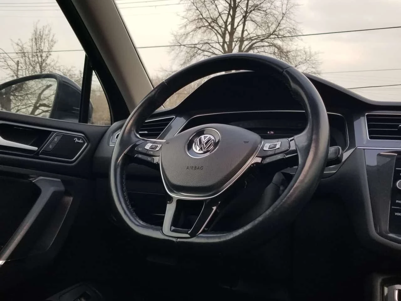 VW Tiguan * HIGHLINE PKG| NAV| 360 CAMERA| LEATHER| PANO| FE, снимка 9 - Автомобили и джипове - 54903033