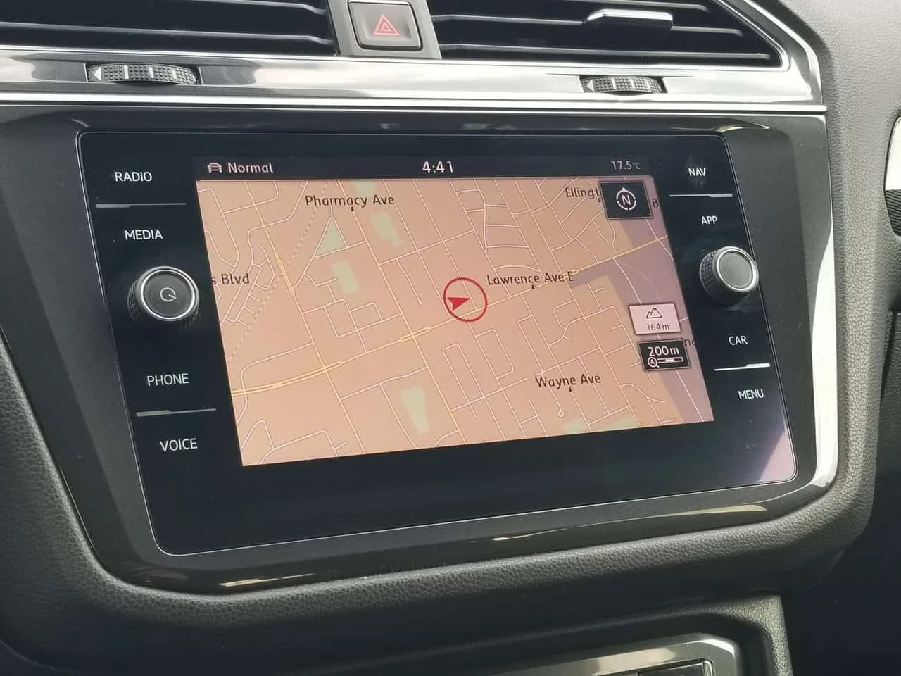 VW Tiguan * HIGHLINE PKG| NAV| 360 CAMERA| LEATHER| PANO| FE, снимка 13 - Автомобили и джипове - 54903033