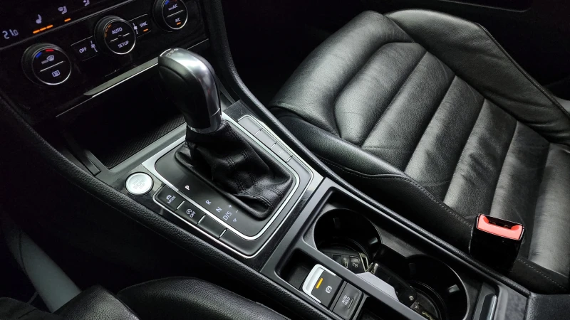 VW Golf 2.0TDI PREMIUM autogeorge.com, снимка 8 - Автомобили и джипове - 53411179