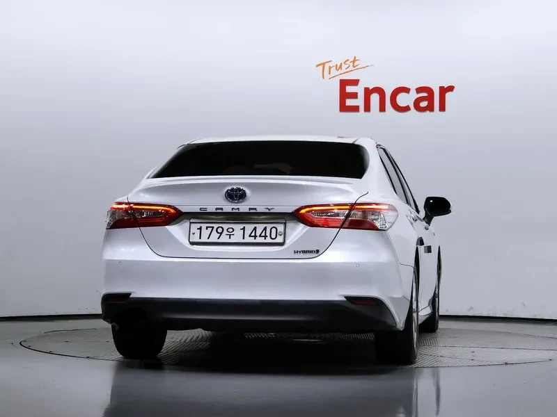 Toyota Camry 2.5 LE HYBRID, снимка 4 - Автомобили и джипове - 54959263