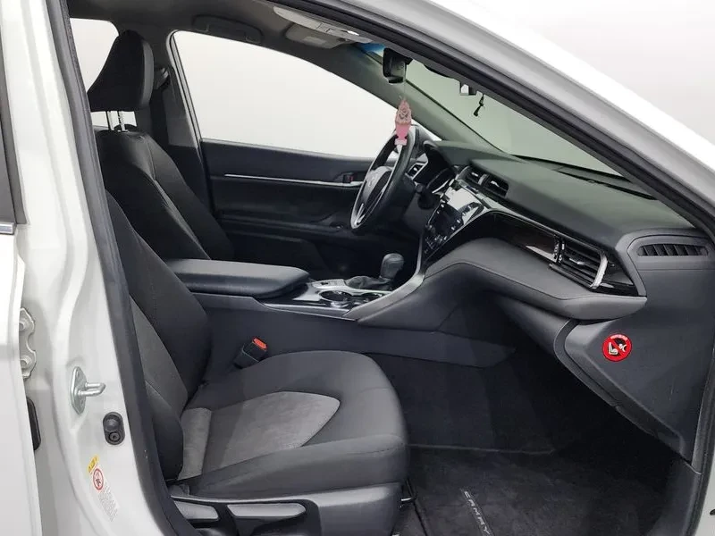 Toyota Camry 2.5 LE HYBRID, снимка 11 - Автомобили и джипове - 54959263