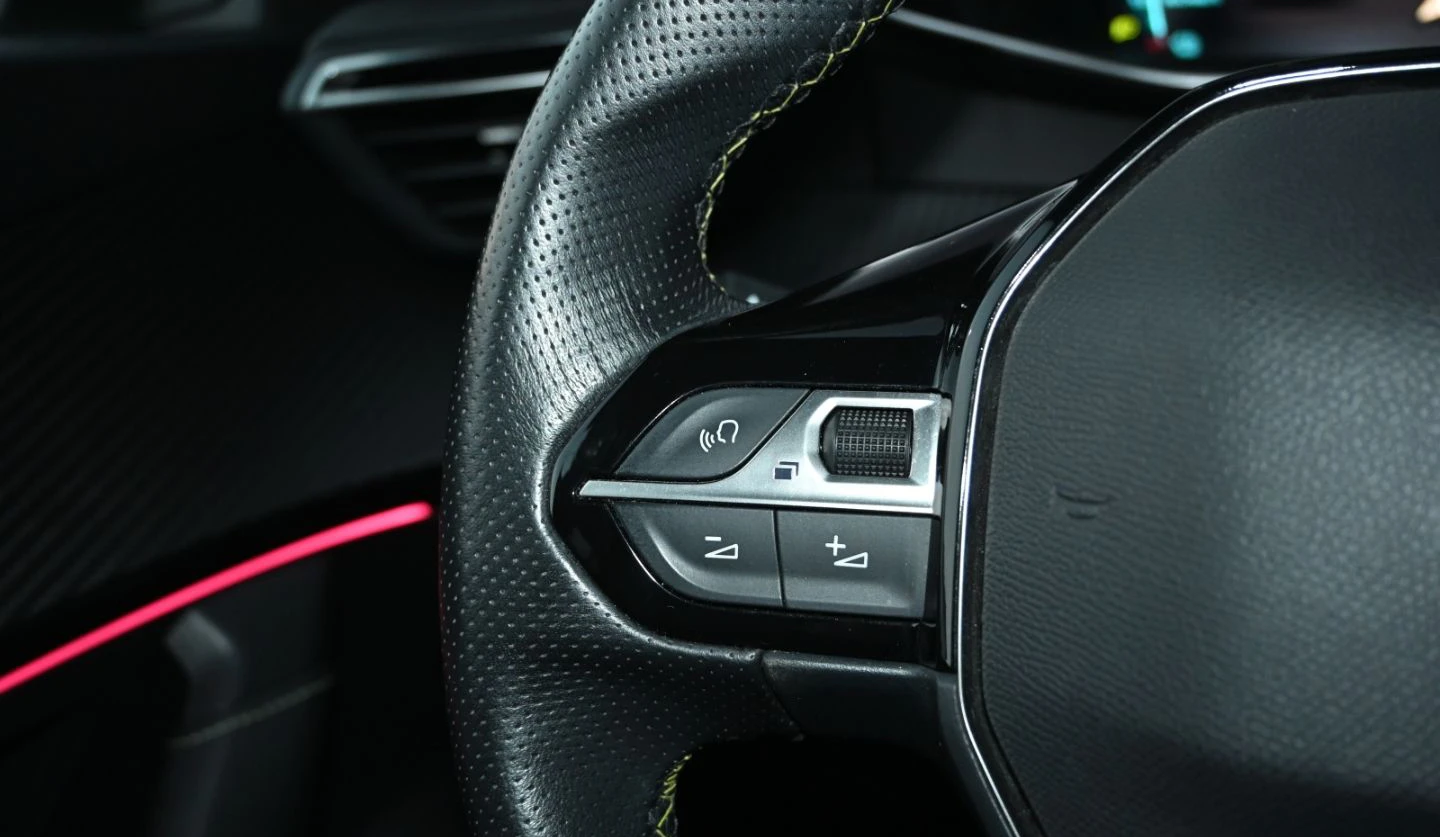 Peugeot 2008 E-GT/136HP/ACC/CARPLAY/KLES/AMBI/CAM/PANO/335v - изображение 8
