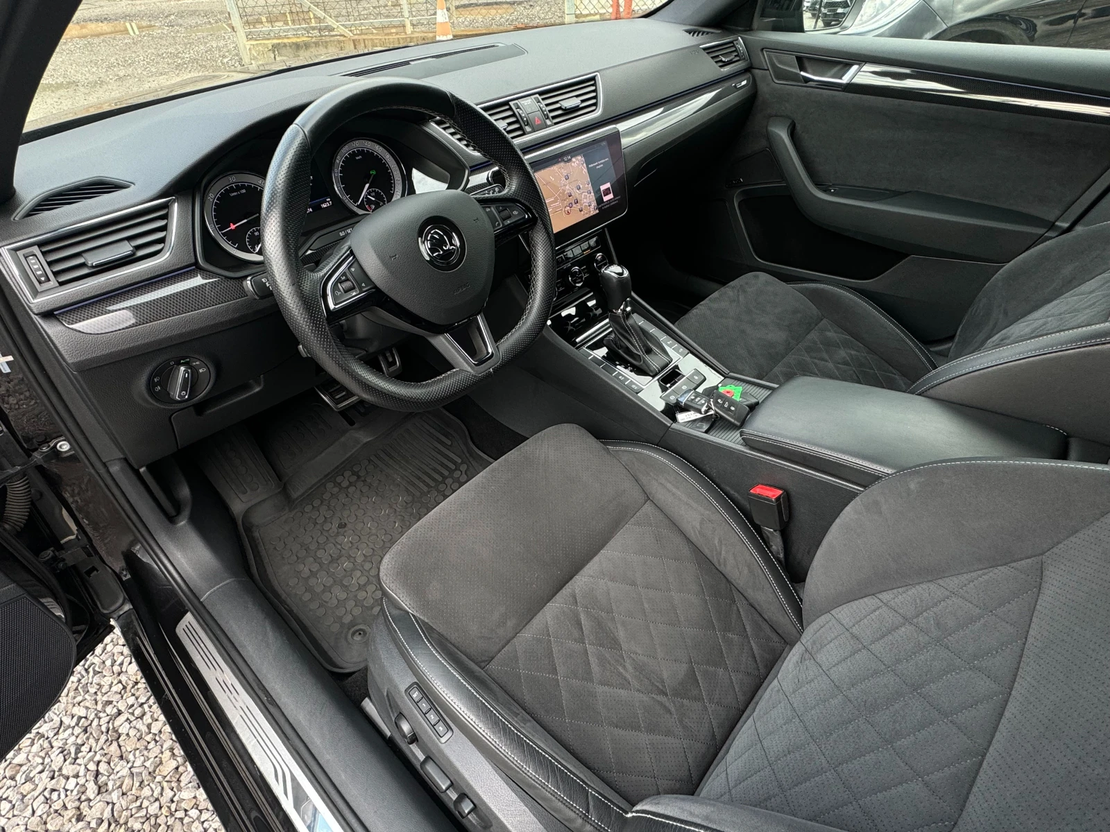 Skoda Superb 2.0TDI ! SportLine ! SWISS ! - изображение 8