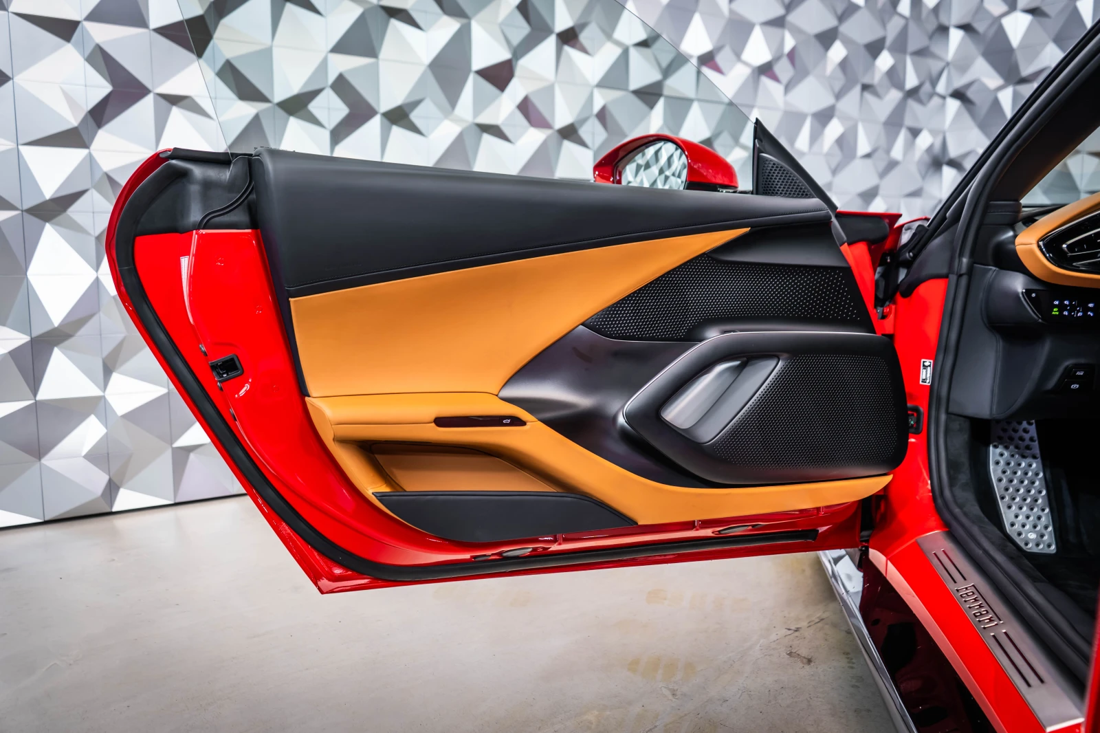 Ferrari 12 Cilindri spider Coupe Rosso Corsa / Cuoio interior - изображение 7