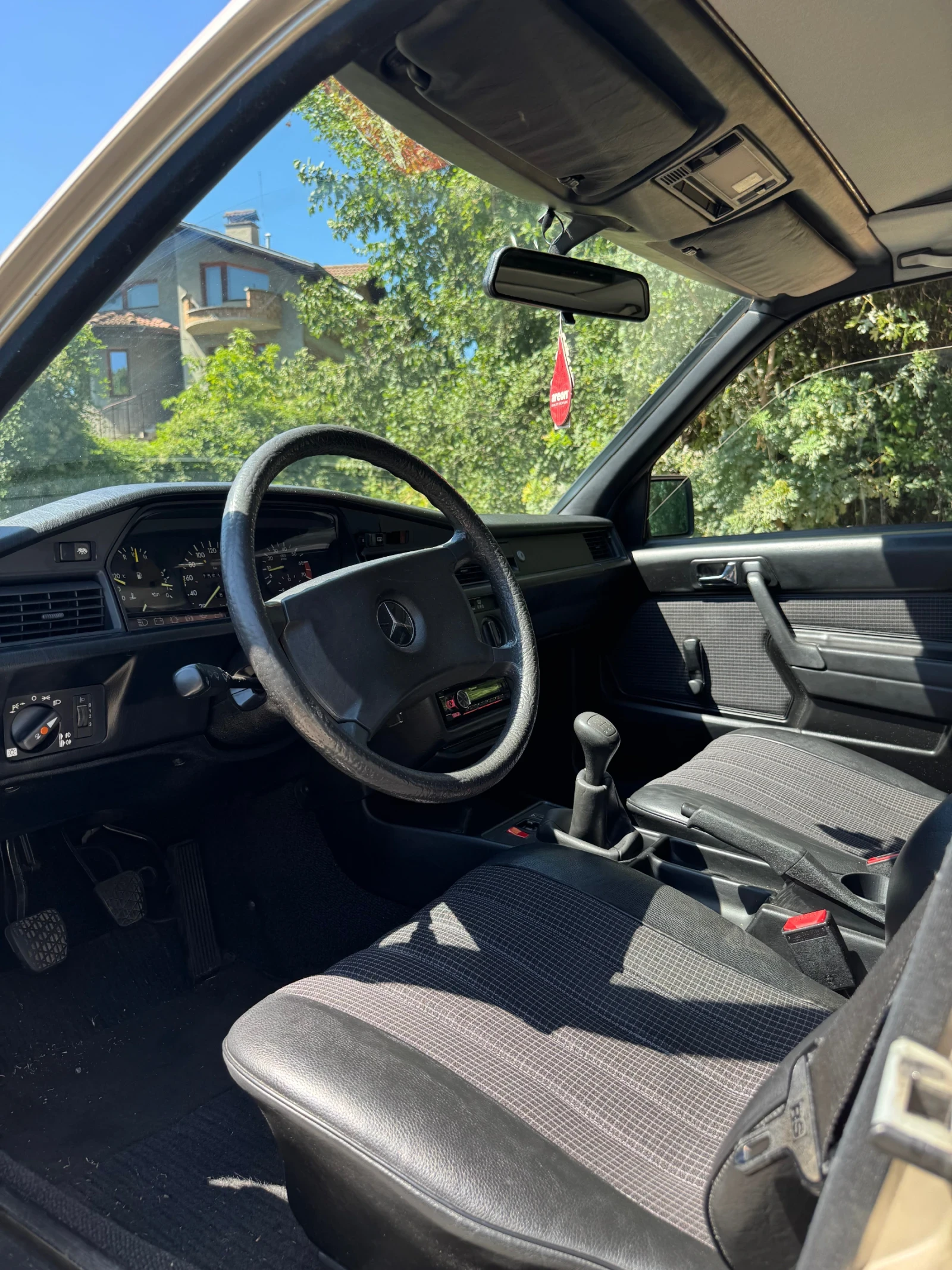 Mercedes-Benz 190 2.0  - изображение 6