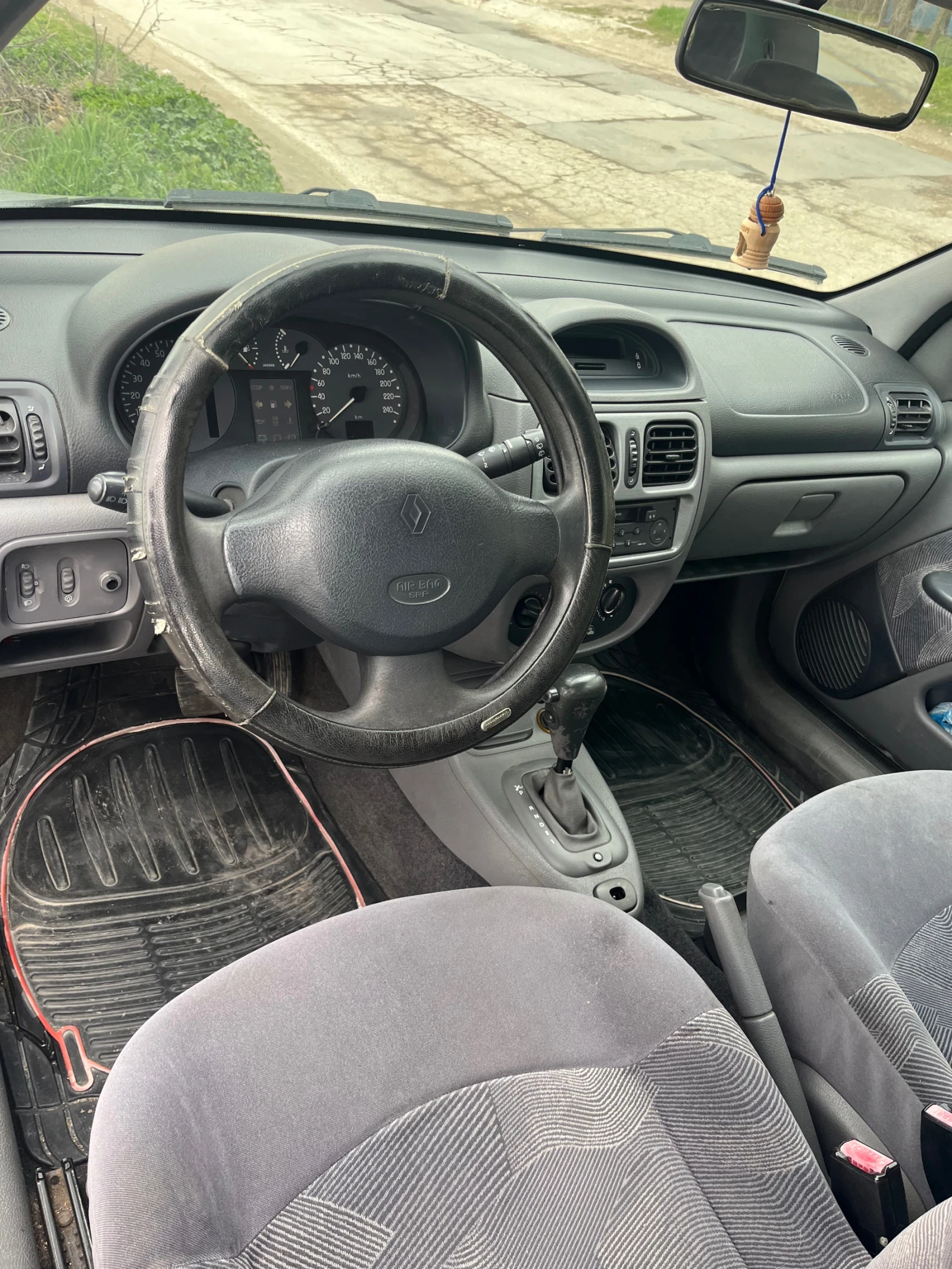 Renault Clio 1.4  16v, снимка 5 - Автомобили и джипове - 53934455