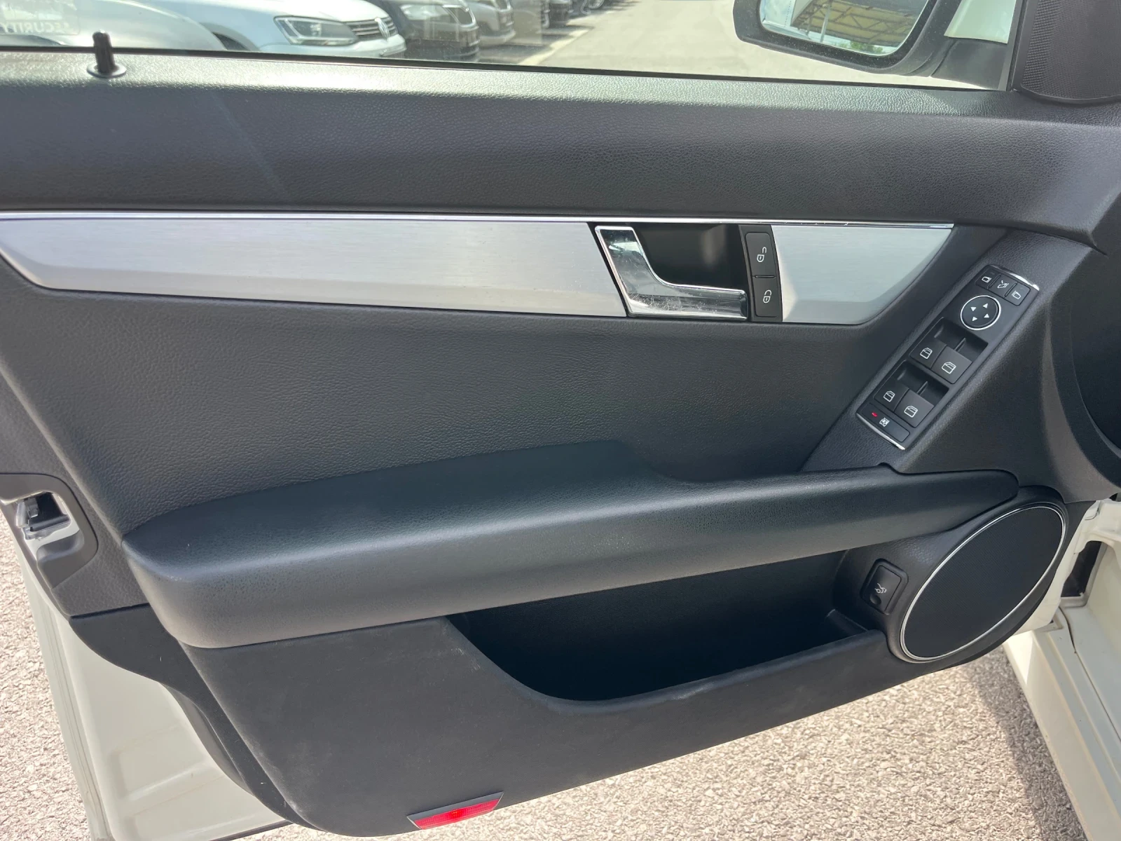 Mercedes-Benz C 220 Avantgarde, снимка 9 - Автомобили и джипове - 54855656