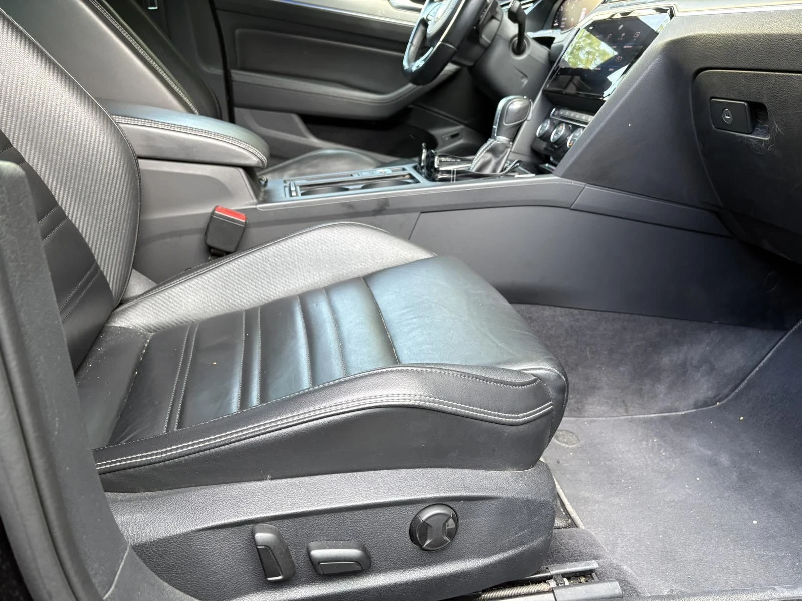 VW Passat R-Line 4x4 190кс Pano 360 Virtual Камерa Реални KM, снимка 15 - Автомобили и джипове - 56298083