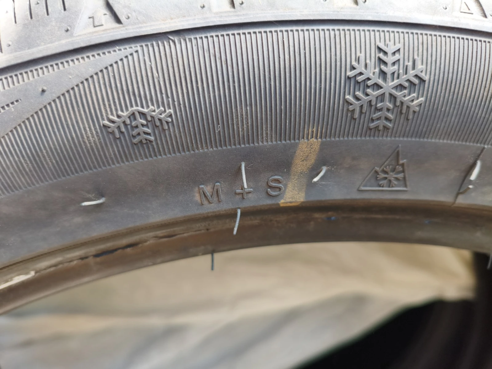 Гуми Всесезонни 275/40R21, снимка 5 - Гуми и джанти - 55165791
