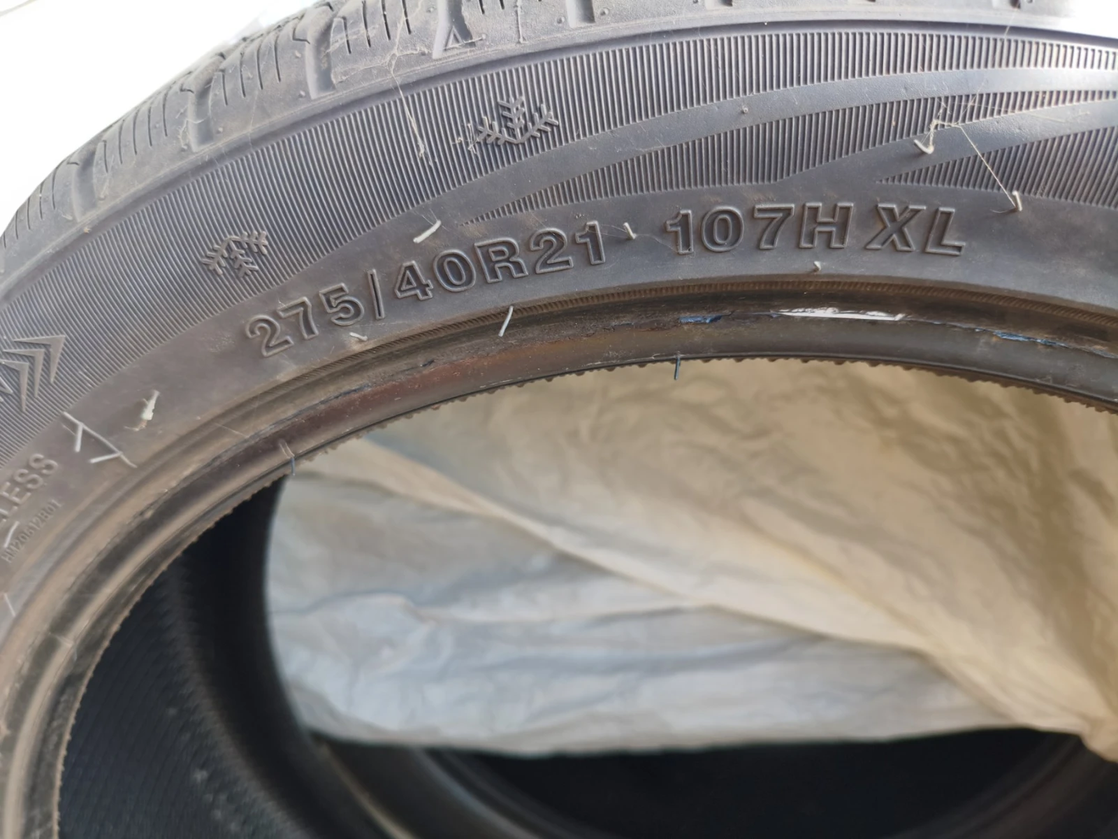 Гуми Всесезонни 275/40R21, снимка 3 - Гуми и джанти - 55165791