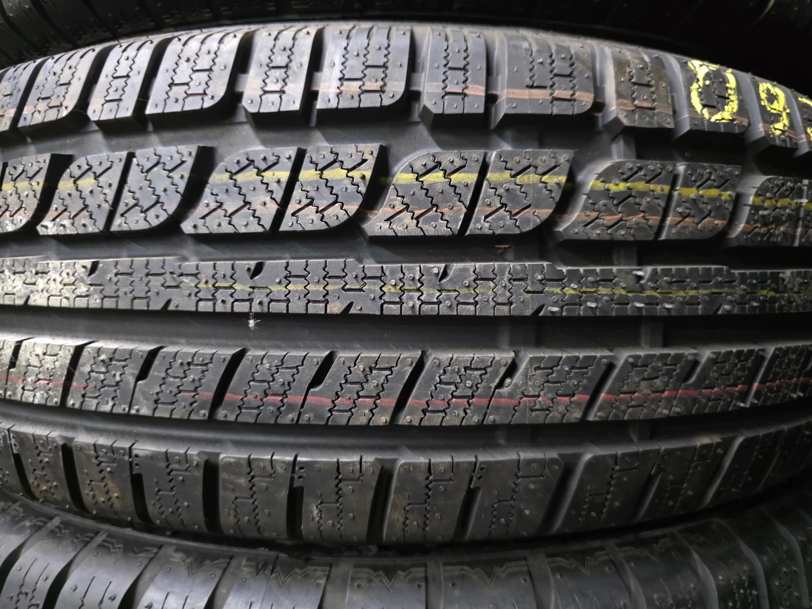 Гуми Зимни 205/70R15, снимка 4 - Гуми и джанти - 55498415