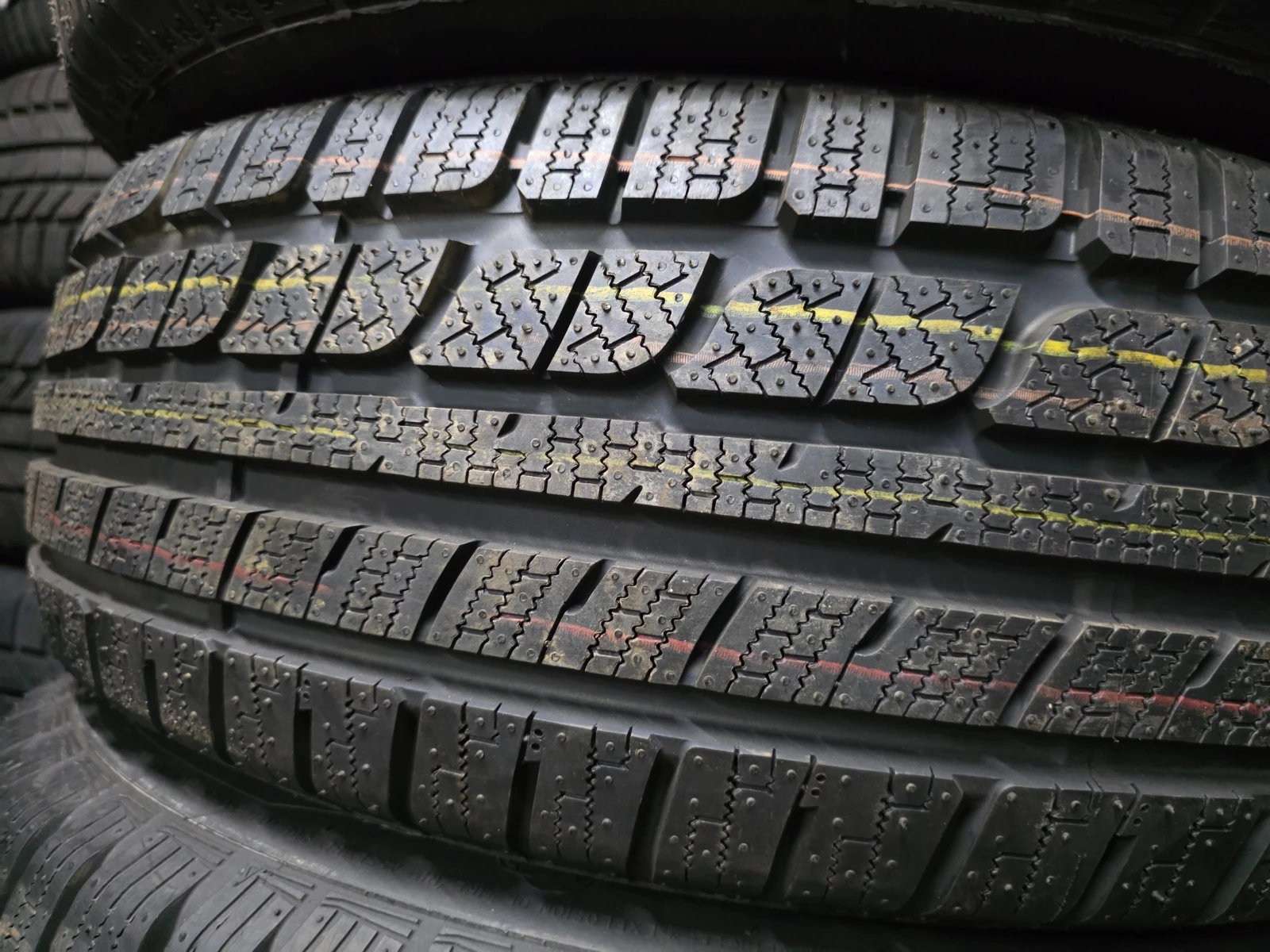 Гуми Зимни 205/70R15, снимка 3 - Гуми и джанти - 55498415