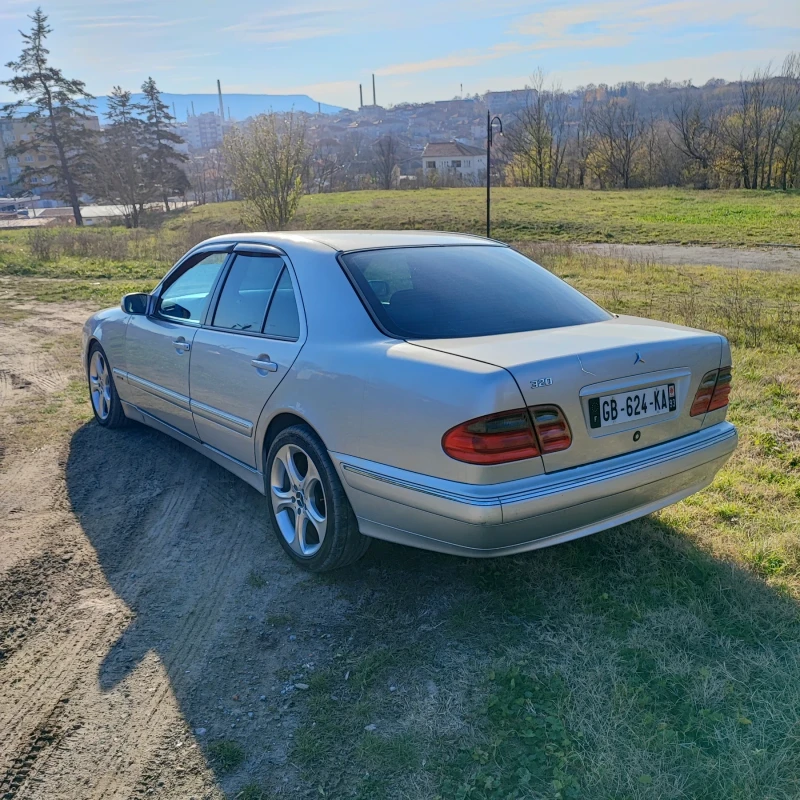 Mercedes-Benz E 220 2.2 CDI, снимка 4 - Автомобили и джипове - 48272347