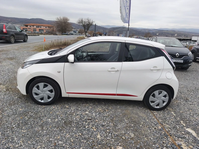 Toyota Aygo 1.0benzin 69hp, снимка 8 - Автомобили и джипове - 53132371