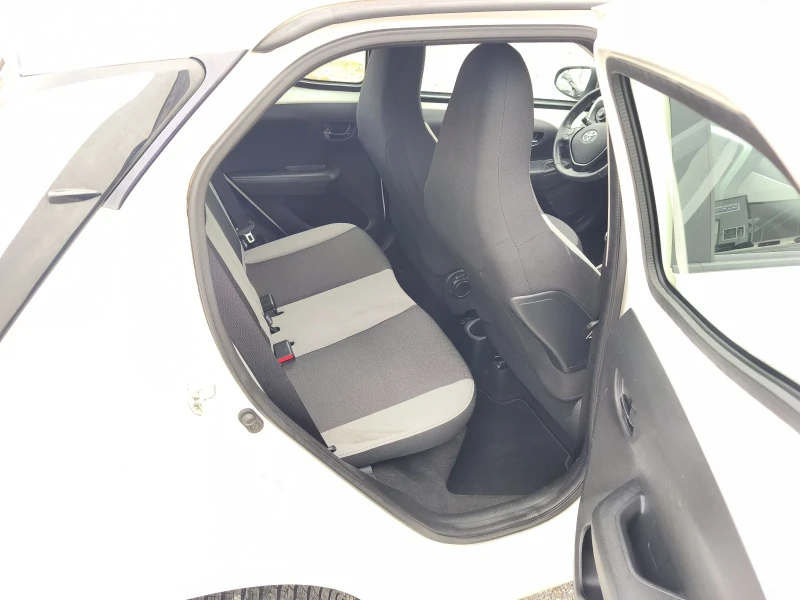 Toyota Aygo 1.0benzin 69hp, снимка 12 - Автомобили и джипове - 53132371