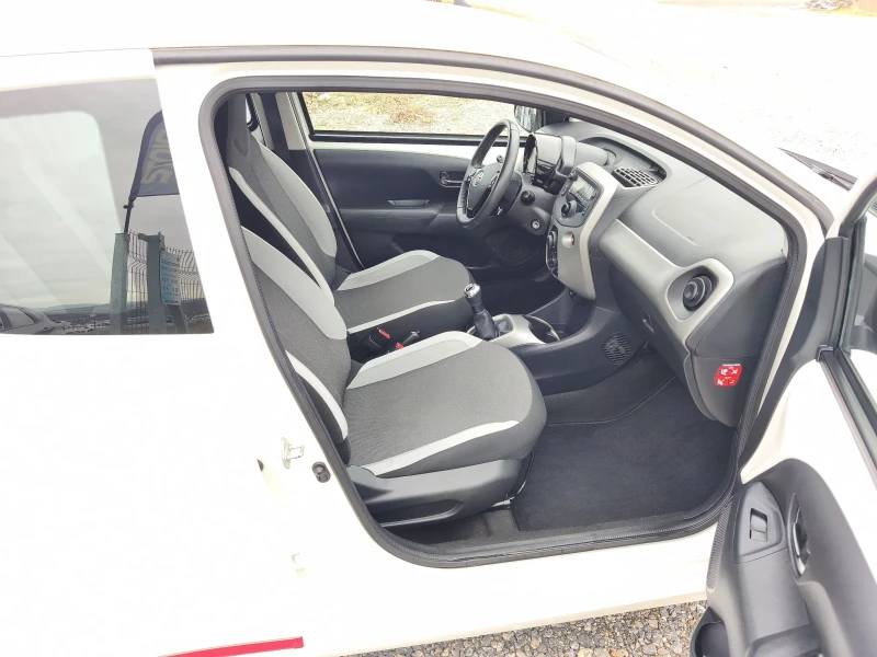 Toyota Aygo 1.0benzin 69hp, снимка 14 - Автомобили и джипове - 53132371