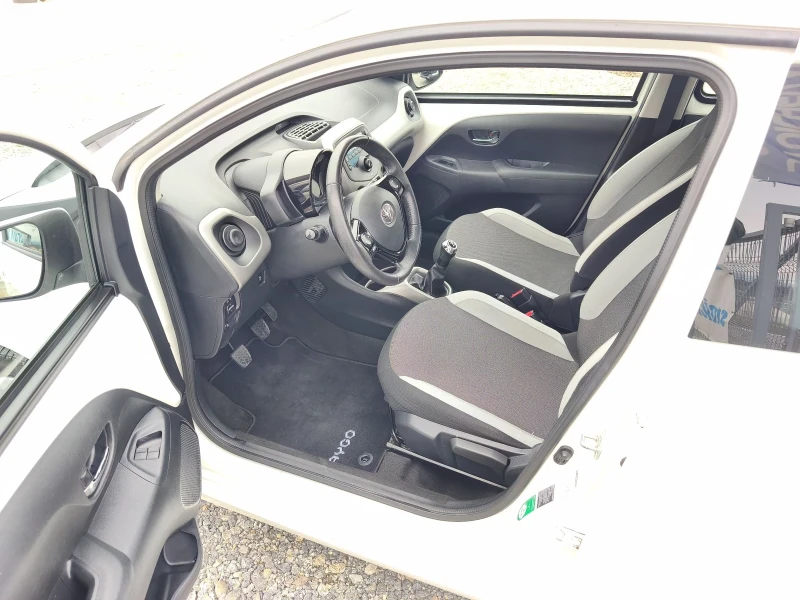 Toyota Aygo 1.0benzin 69hp, снимка 15 - Автомобили и джипове - 53132371