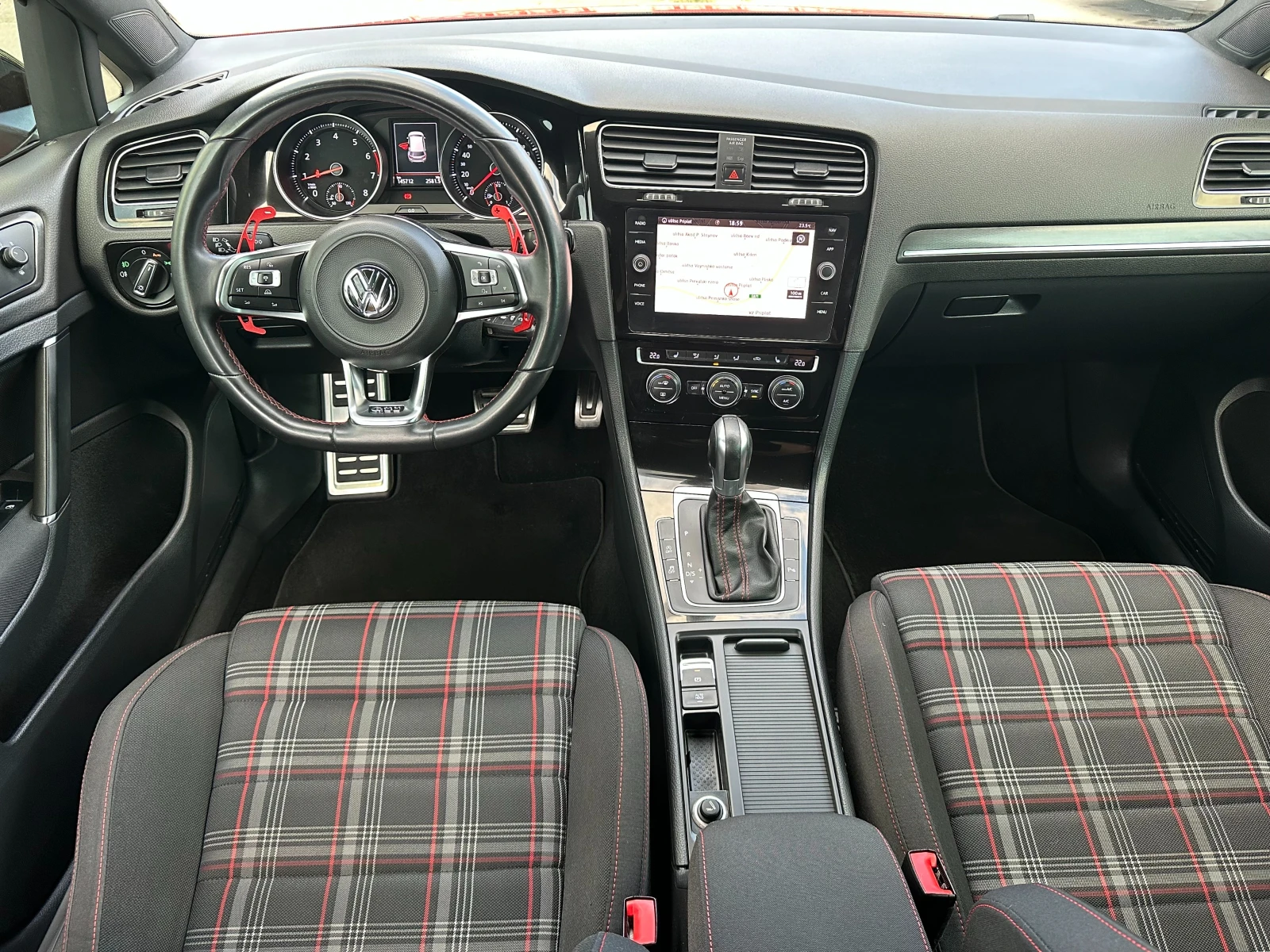 VW Golf 2.0GTi-7.5-FACELIFT-NAVI-LED-DIST-PDC-AUTOMAT-EUR6, снимка 11 - Автомобили и джипове - 55067647