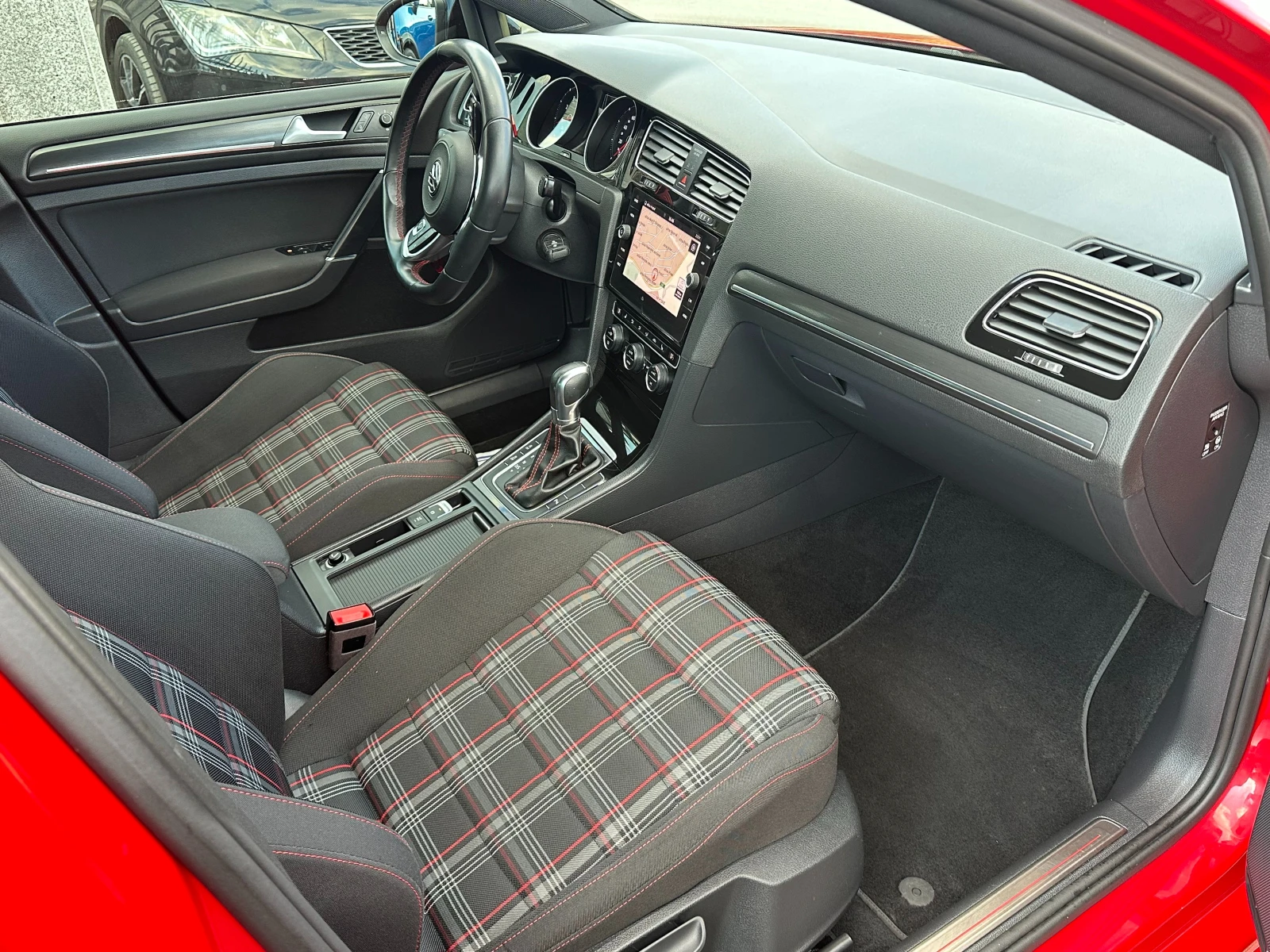 VW Golf 2.0GTi-7.5-FACELIFT-NAVI-LED-DIST-PDC-AUTOMAT-EUR6, снимка 10 - Автомобили и джипове - 55067647