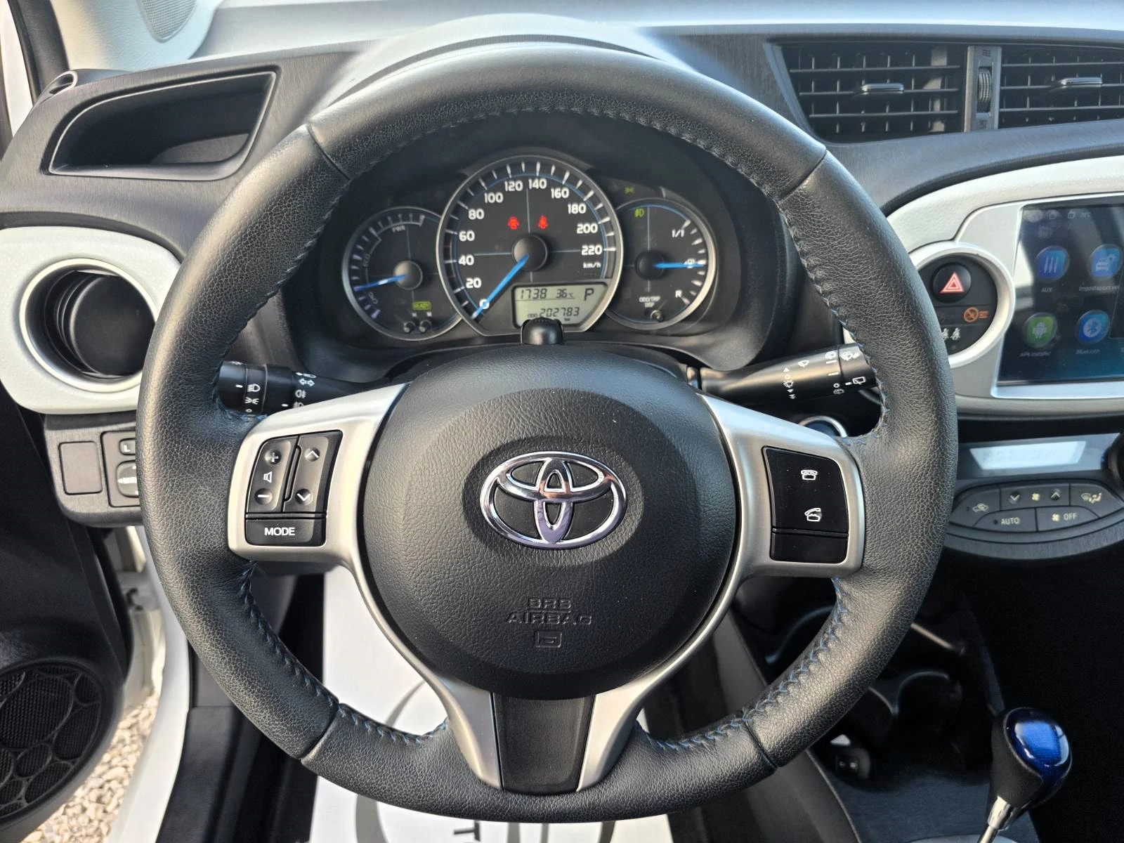 Toyota Yaris 1.5vvt-i Hybrid/Lounge, снимка 8 - Автомобили и джипове - 55771426