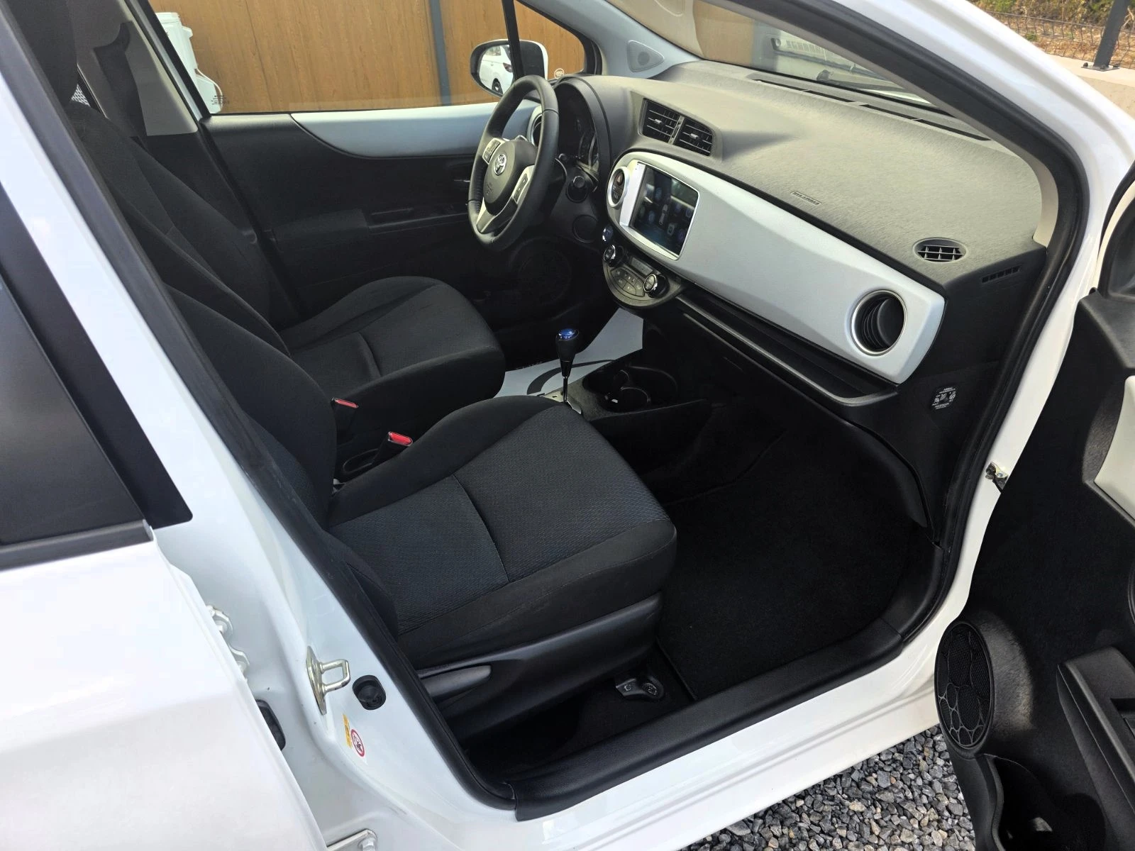 Toyota Yaris 1.5vvt-i Hybrid/Lounge, снимка 11 - Автомобили и джипове - 55771426