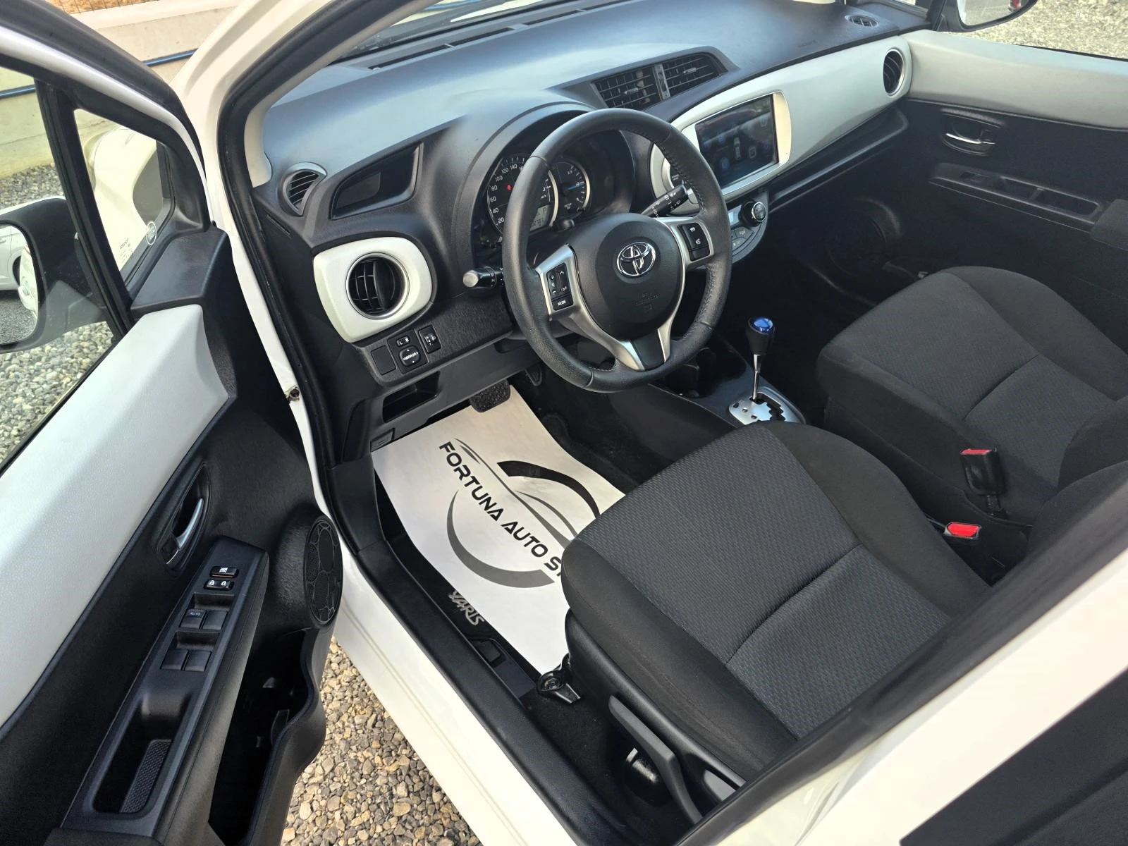 Toyota Yaris 1.5vvt-i Hybrid/Lounge, снимка 7 - Автомобили и джипове - 55771426