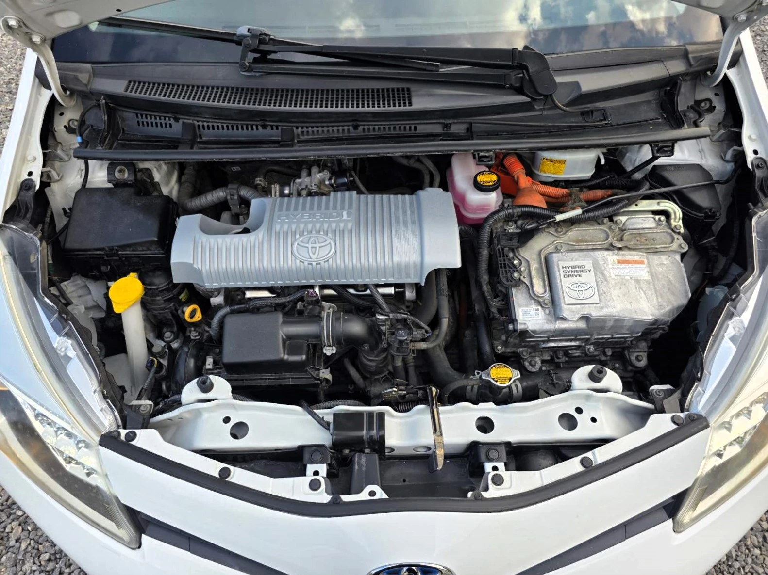 Toyota Yaris 1.5vvt-i Hybrid/Lounge, снимка 16 - Автомобили и джипове - 55771426