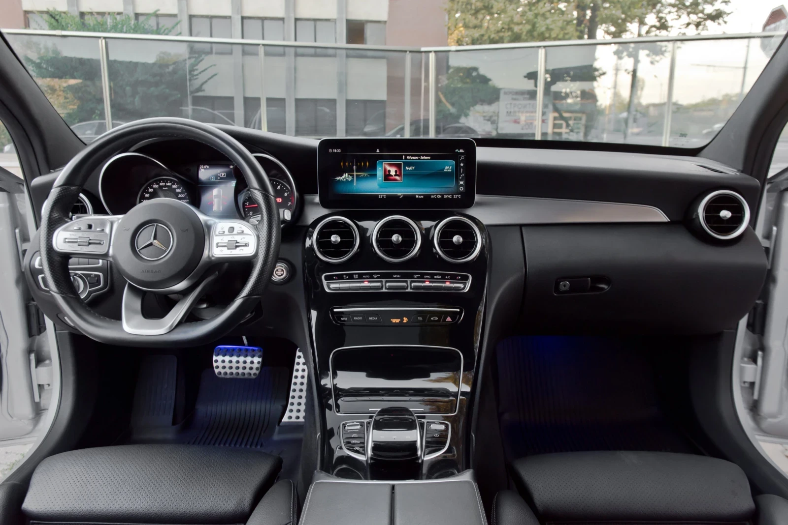 Mercedes-Benz C 180 9G/AMG/PANO/19, снимка 10 - Автомобили и джипове - 56225918