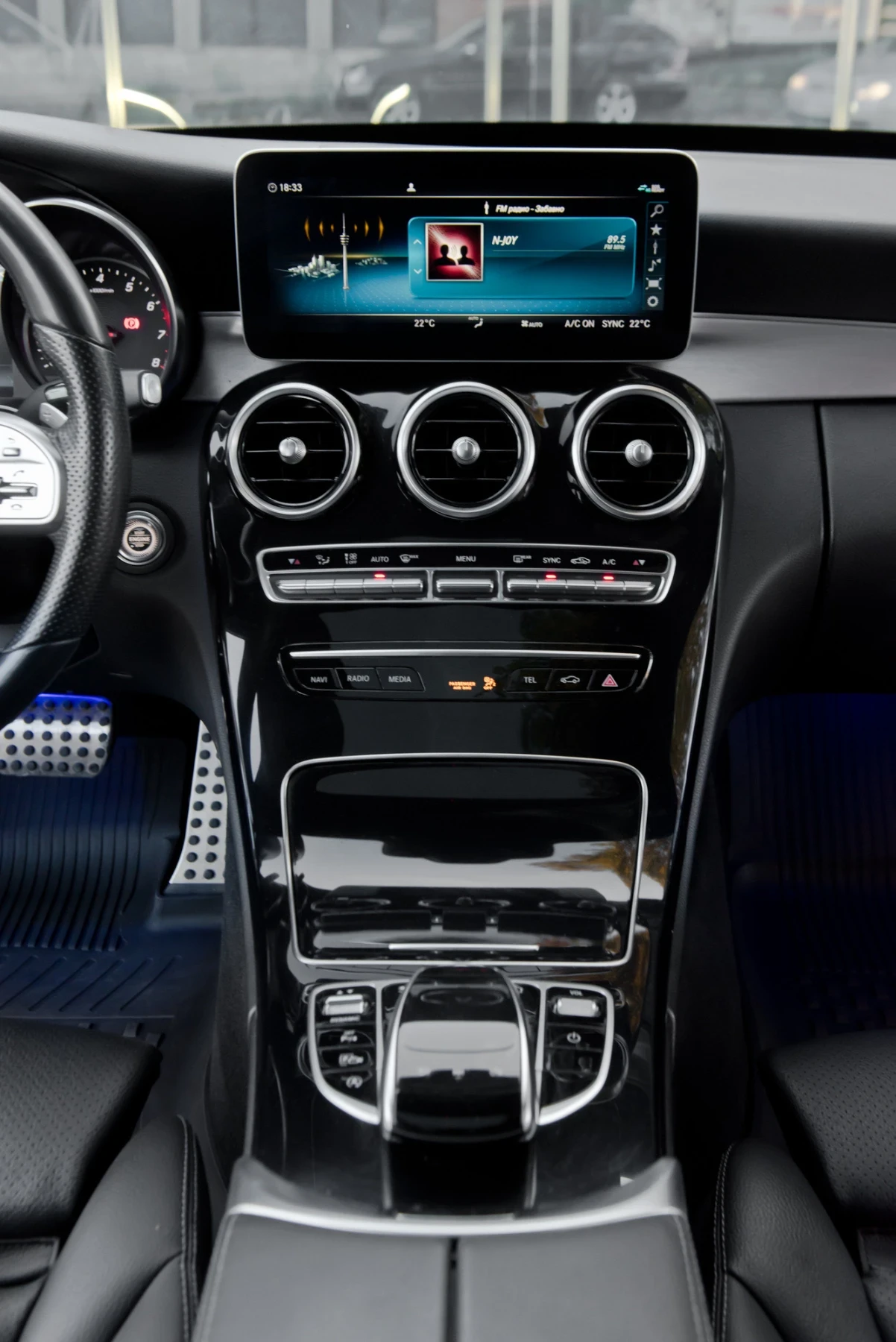 Mercedes-Benz C 180 9G/AMG/PANO/19, снимка 11 - Автомобили и джипове - 56225918